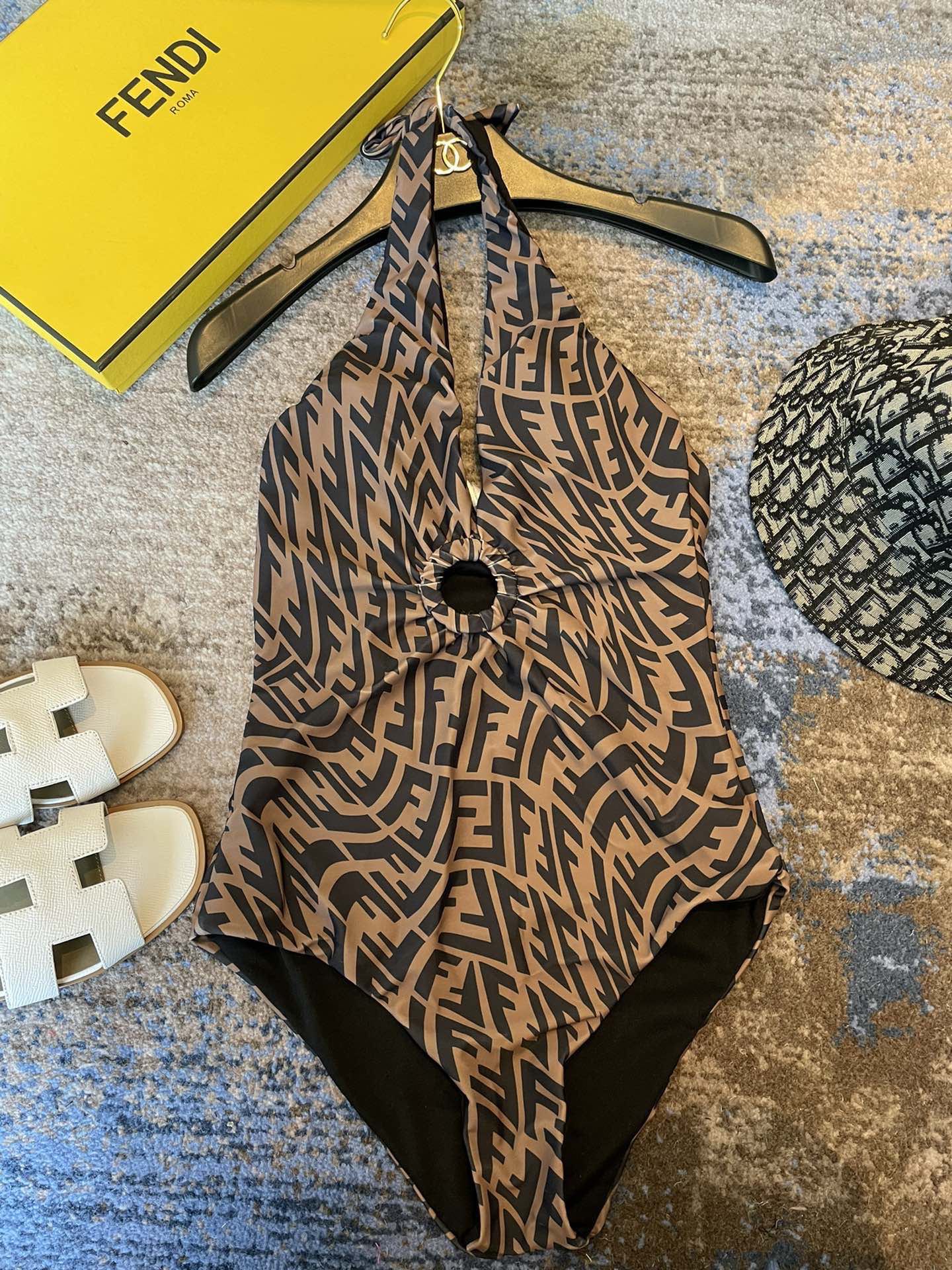 芬迪新款连体泳衣 适合多种场景的游泳衣🏊‍♀️海边 游泳池 温泉 水上乐园 漂流都可以😌内搭也完全可以 