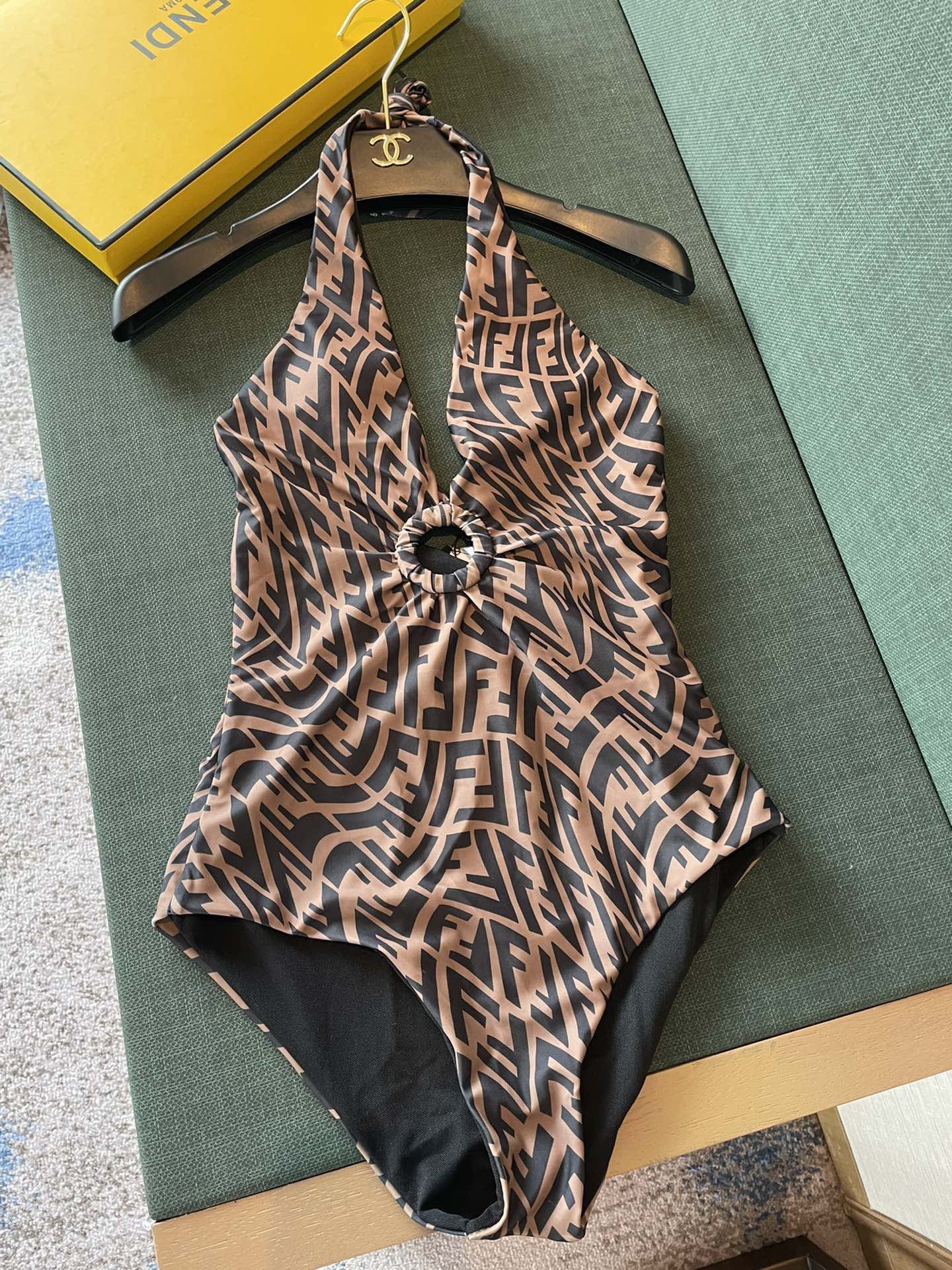 芬迪新款连体泳衣 适合多种场景的游泳衣🏊‍♀️海边 游泳池 温泉 水上乐园 漂流都可以😌内搭也完全可以 