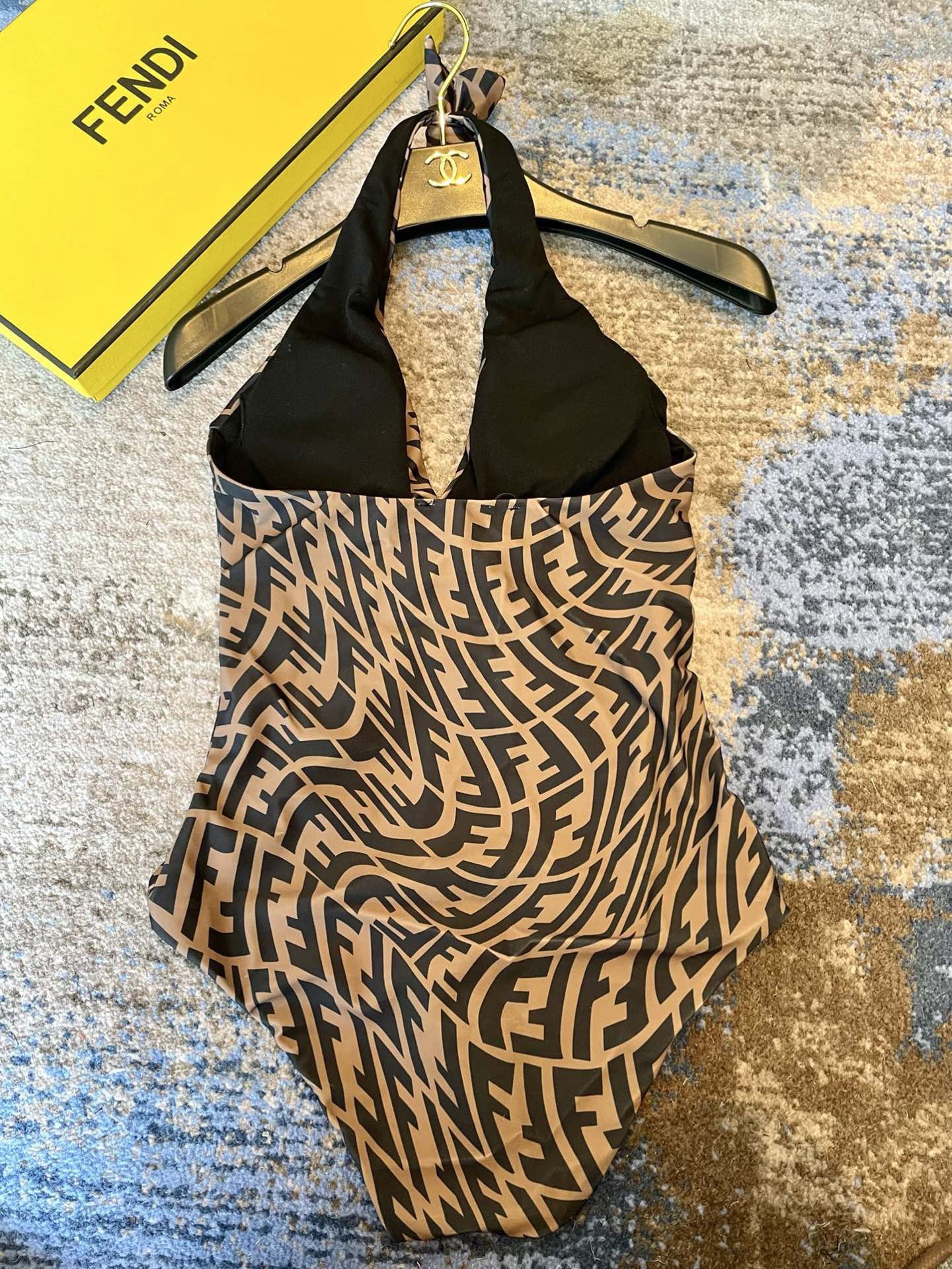 芬迪新款连体泳衣 适合多种场景的游泳衣🏊‍♀️海边 游泳池 温泉 水上乐园 漂流都可以😌内搭也完全可以 