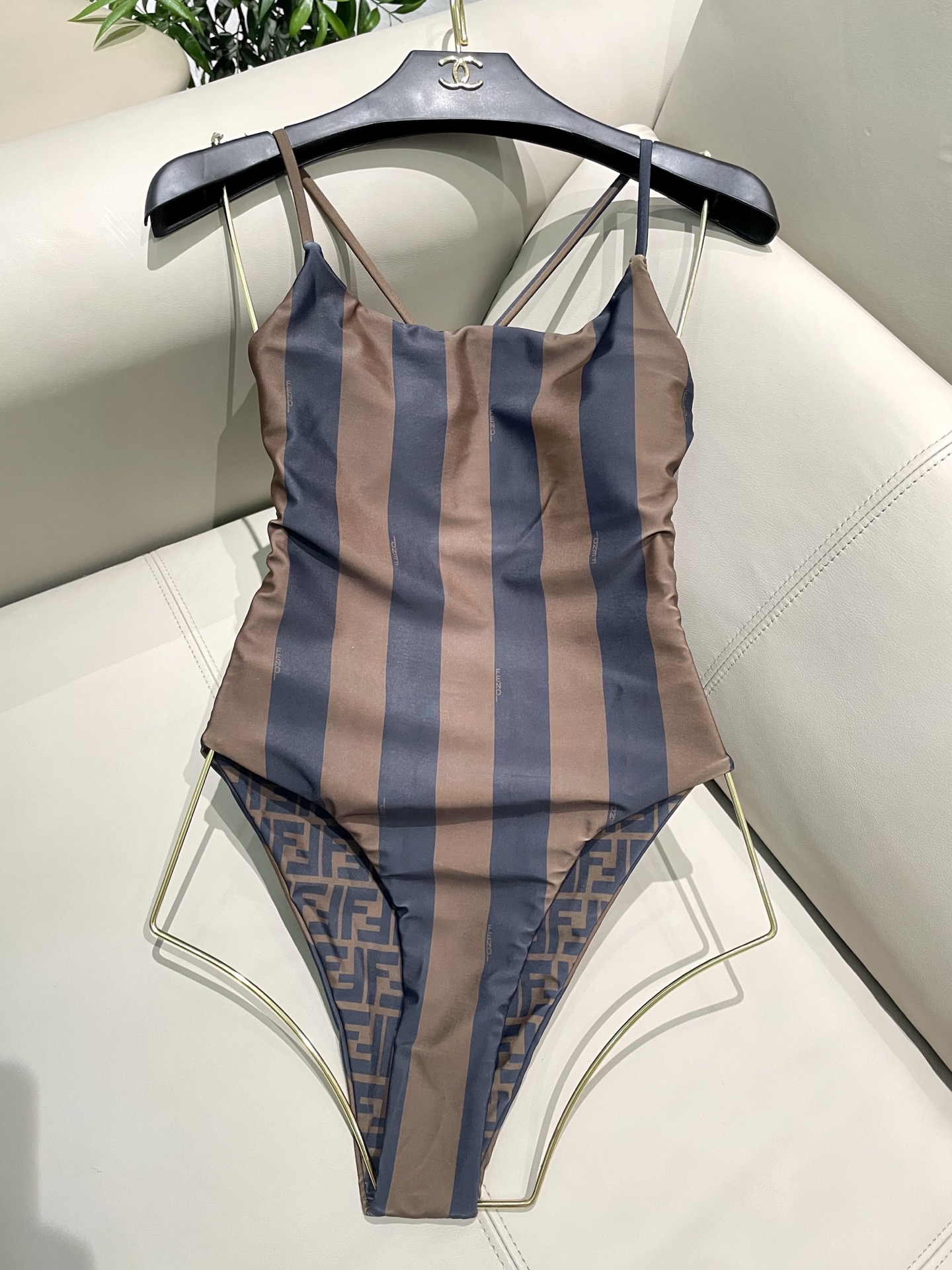 芬迪新款连体泳衣 适合多种场景的游泳衣🏊‍♀️海边 游泳池 温泉 水上乐园 漂流都可以😌内搭也完全可以 