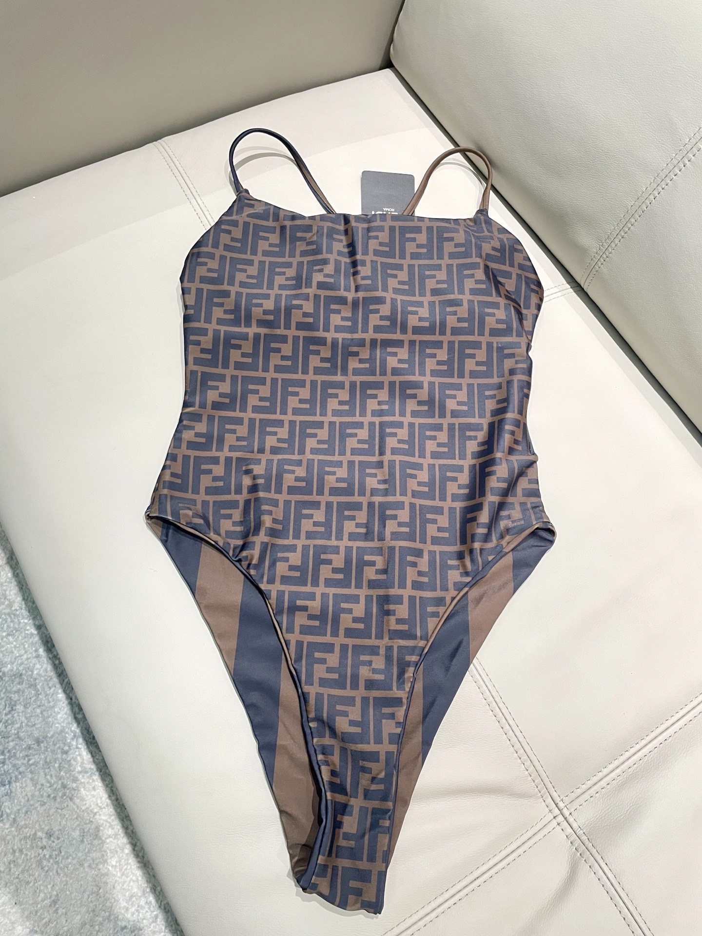 芬迪新款连体泳衣 适合多种场景的游泳衣🏊‍♀️海边 游泳池 温泉 水上乐园 漂流都可以😌内搭也完全可以 