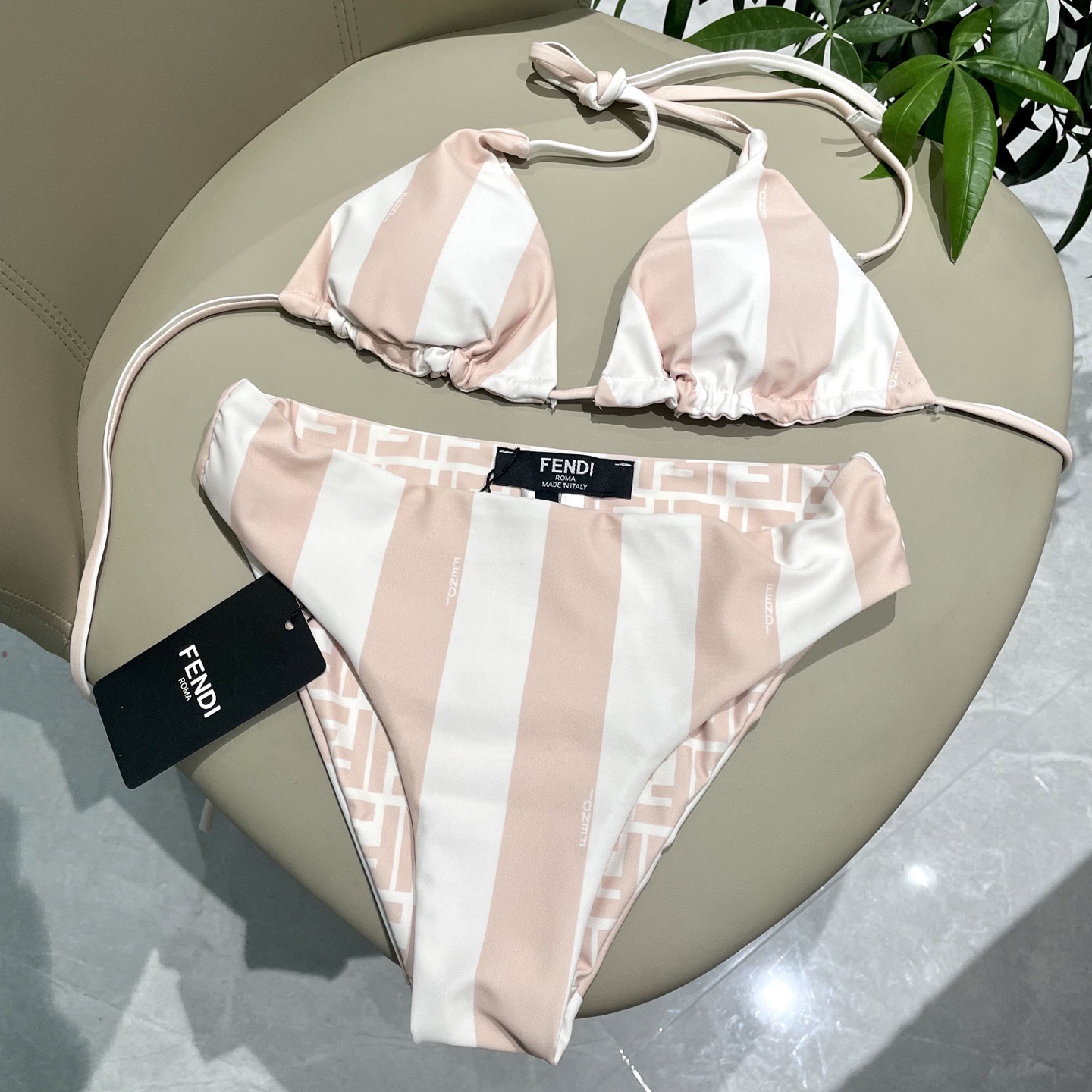 芬迪新款分体泳衣 适合多种场景的游泳衣🏊‍♀️海边 游泳池 温泉 水上乐园 漂流都可以😌内搭也完全可以 