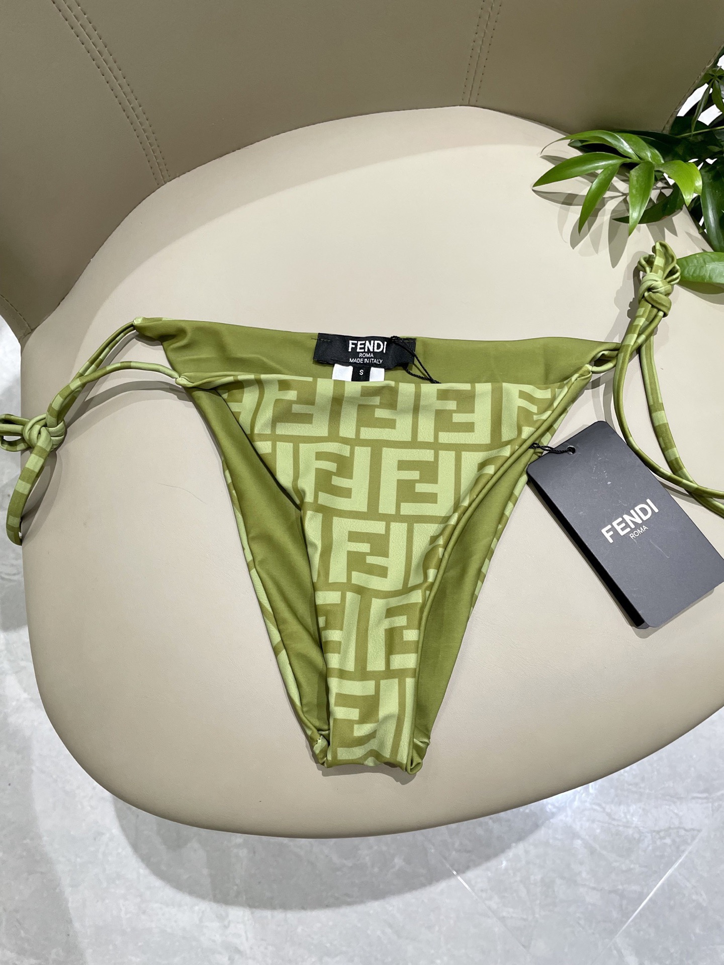 芬迪新款分体泳衣 适合多种场景的游泳衣🏊‍♀️海边 游泳池 温泉 水上乐园 漂流都可以😌内搭也完全可以 