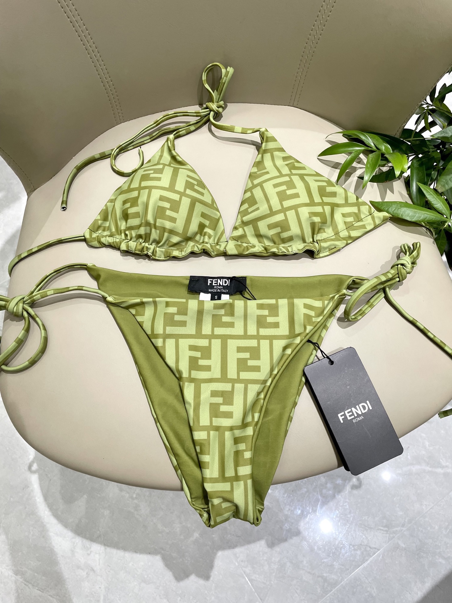 芬迪新款分体泳衣 适合多种场景的游泳衣🏊‍♀️海边 游泳池 温泉 水上乐园 漂流都可以😌内搭也完全可以 