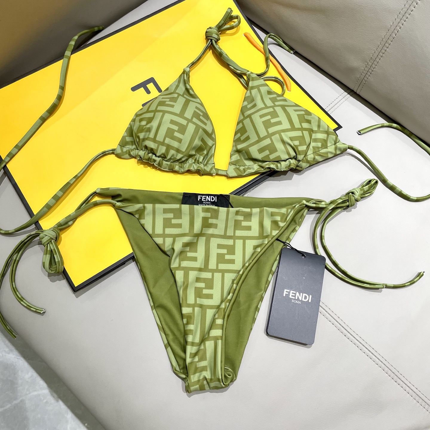 芬迪新款分体泳衣 适合多种场景的游泳衣🏊‍♀️海边 游泳池 温泉 水上乐园 漂流都可以😌内搭也完全可以 
