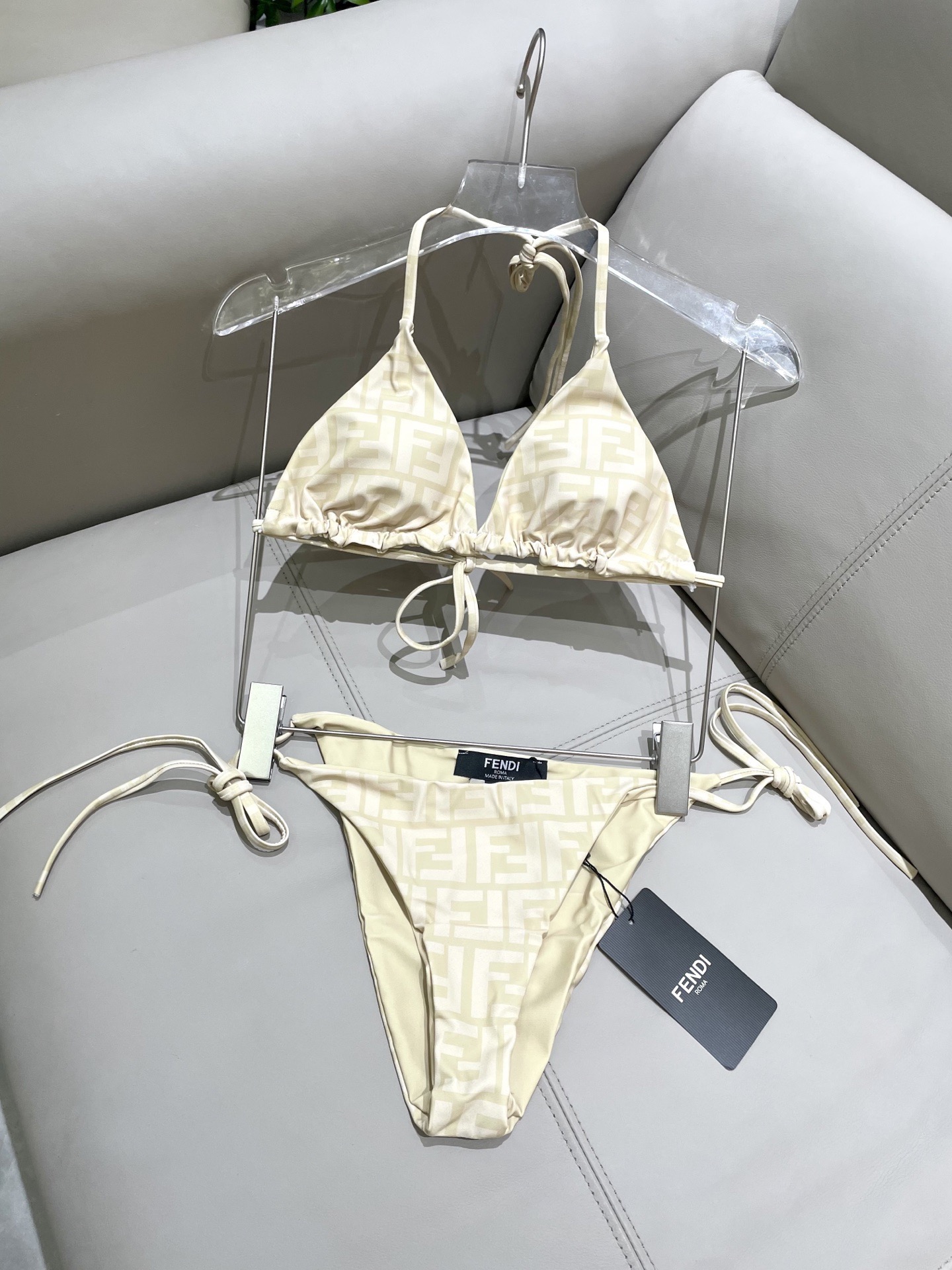 芬迪新款分体泳衣 适合多种场景的游泳衣🏊‍♀️海边 游泳池 温泉 水上乐园 漂流都可以😌内搭也完全可以 