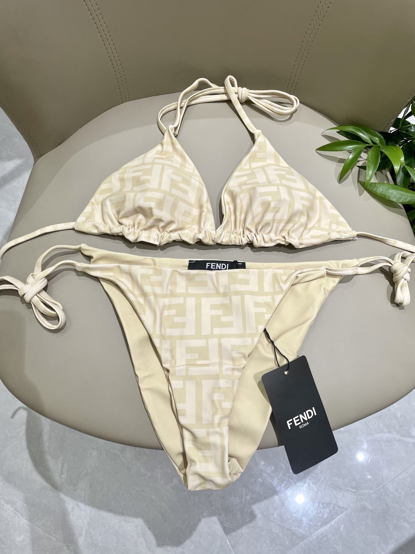 芬迪新款分体泳衣 适合多种场景的游泳衣🏊‍♀️海边 游泳池 温泉 水上乐园 漂流都可以😌内搭也完全可以 