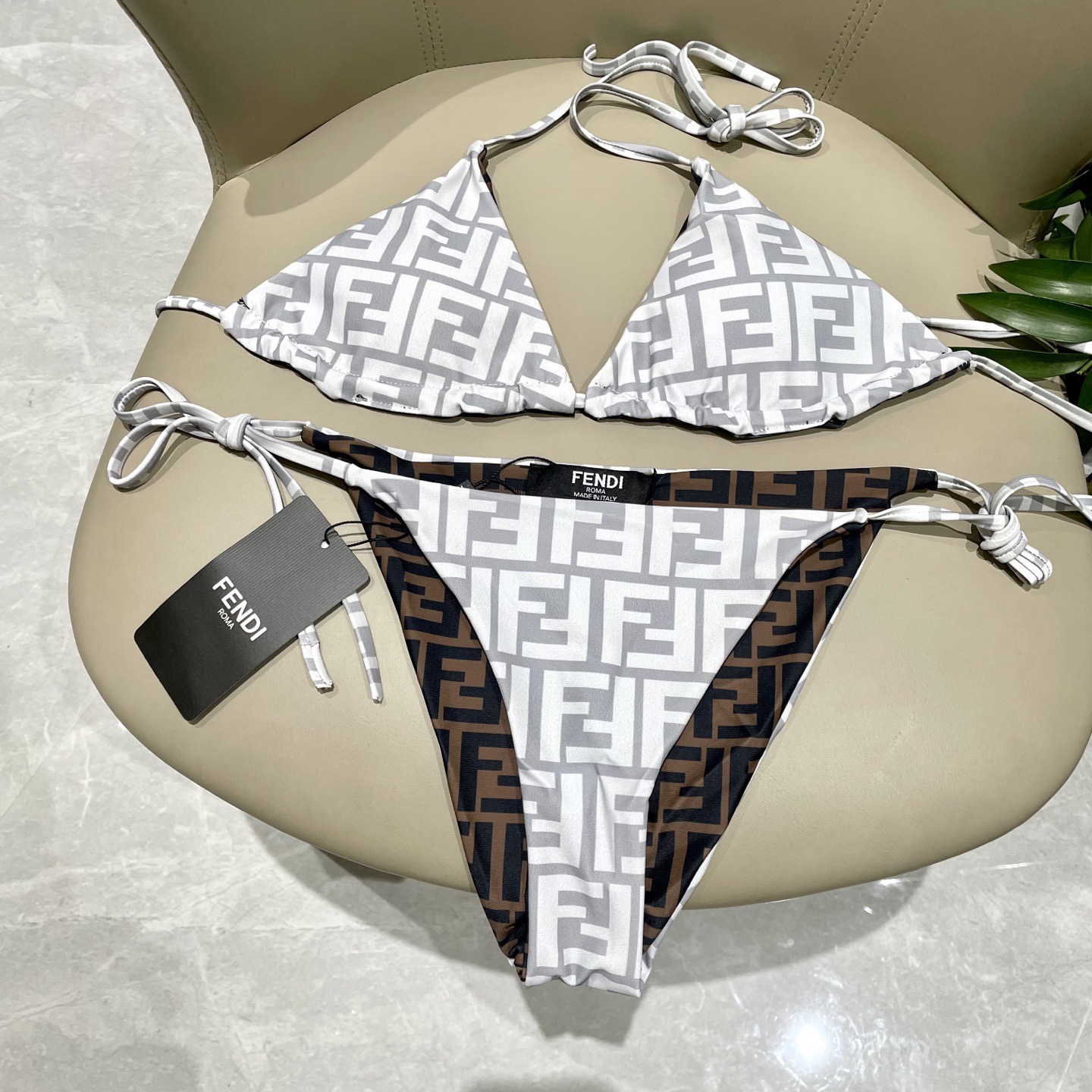 芬迪新款分体泳衣 适合多种场景的游泳衣🏊‍♀️海边 游泳池 温泉 水上乐园 漂流都可以😌内搭也完全可以 
