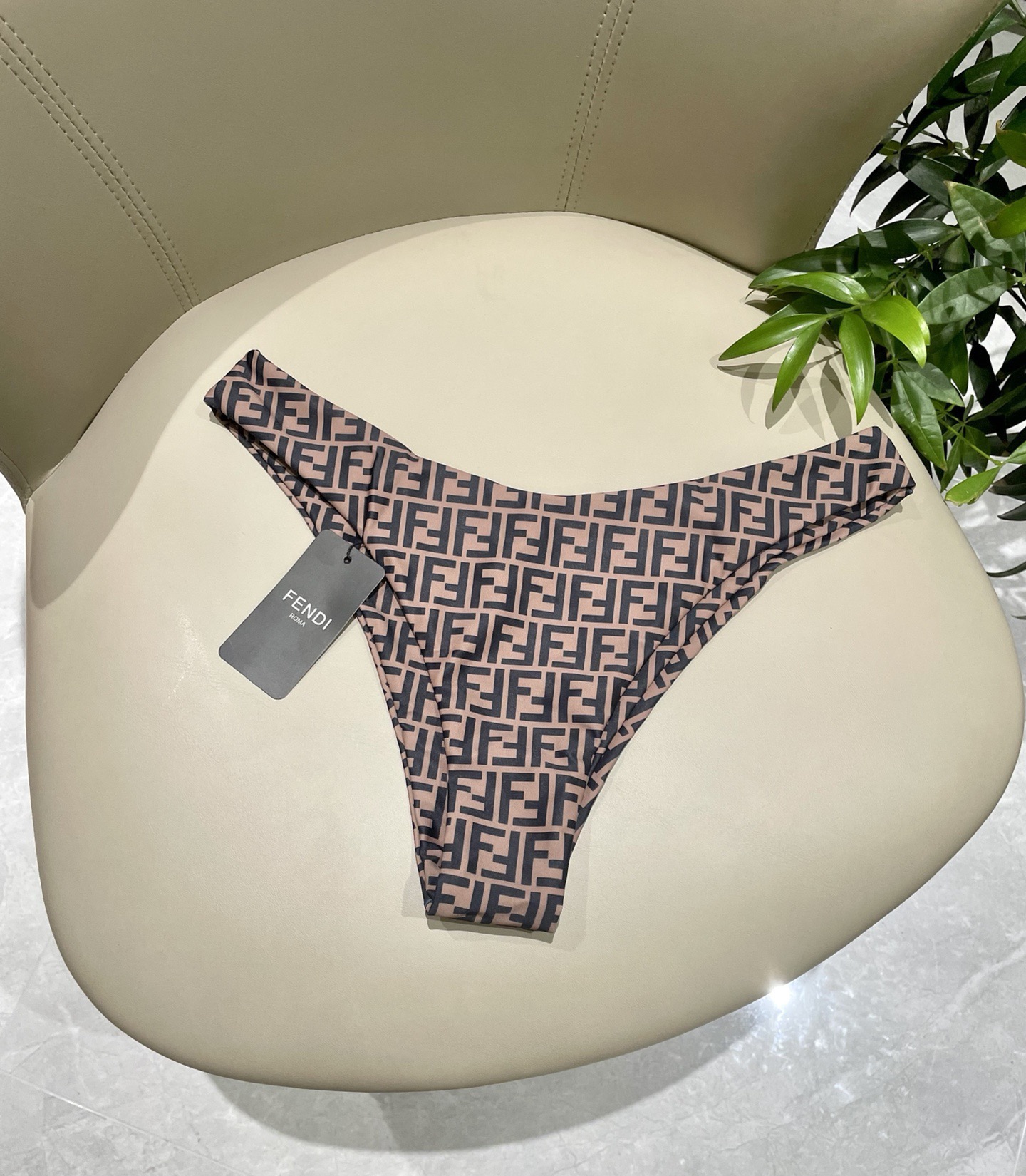 芬迪新款分体泳衣 适合多种场景的游泳衣🏊‍♀️海边 游泳池 温泉 水上乐园 漂流都可以😌内搭也完全可以 