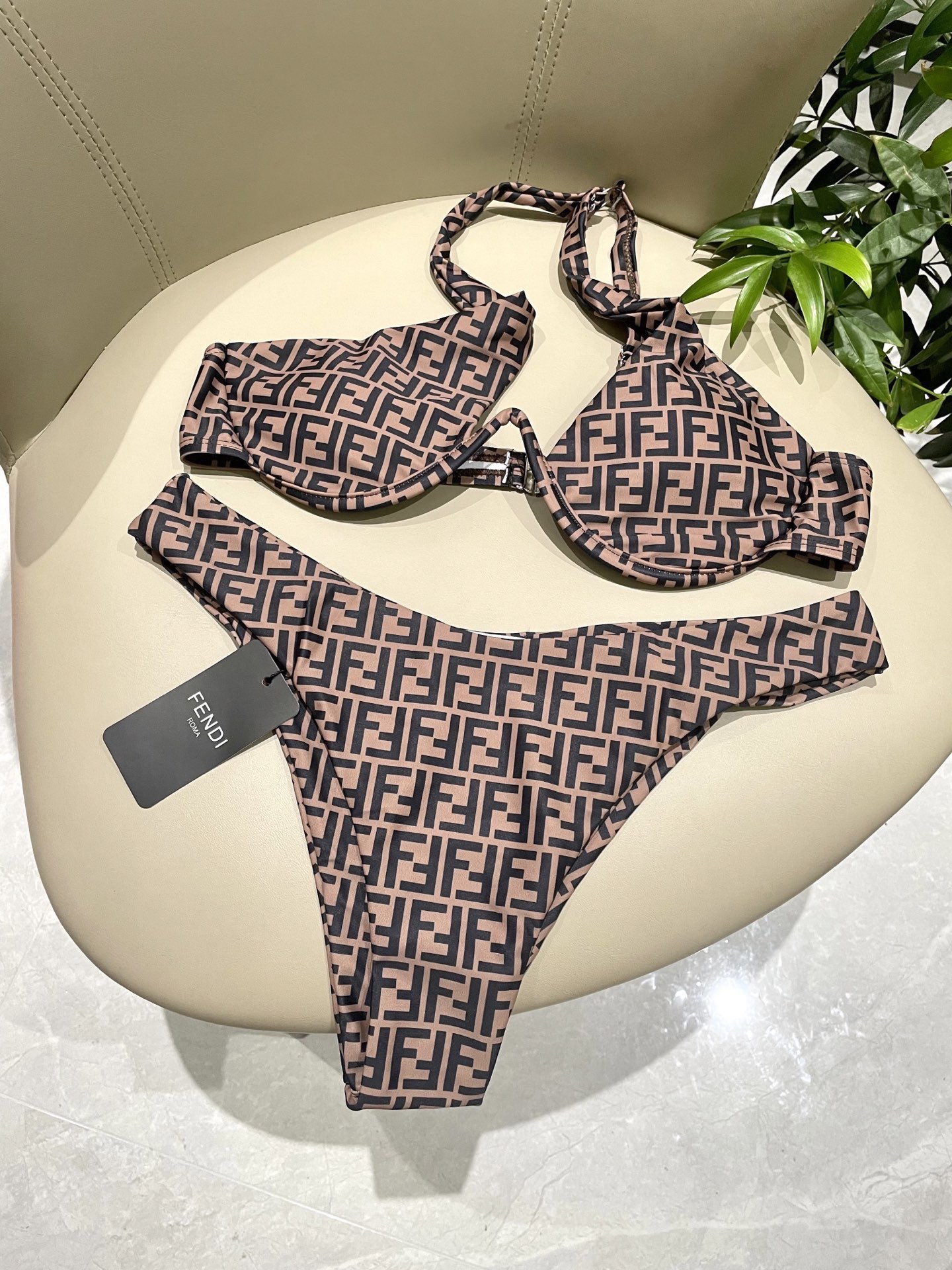 芬迪新款分体泳衣 适合多种场景的游泳衣🏊‍♀️海边 游泳池 温泉 水上乐园 漂流都可以😌内搭也完全可以 