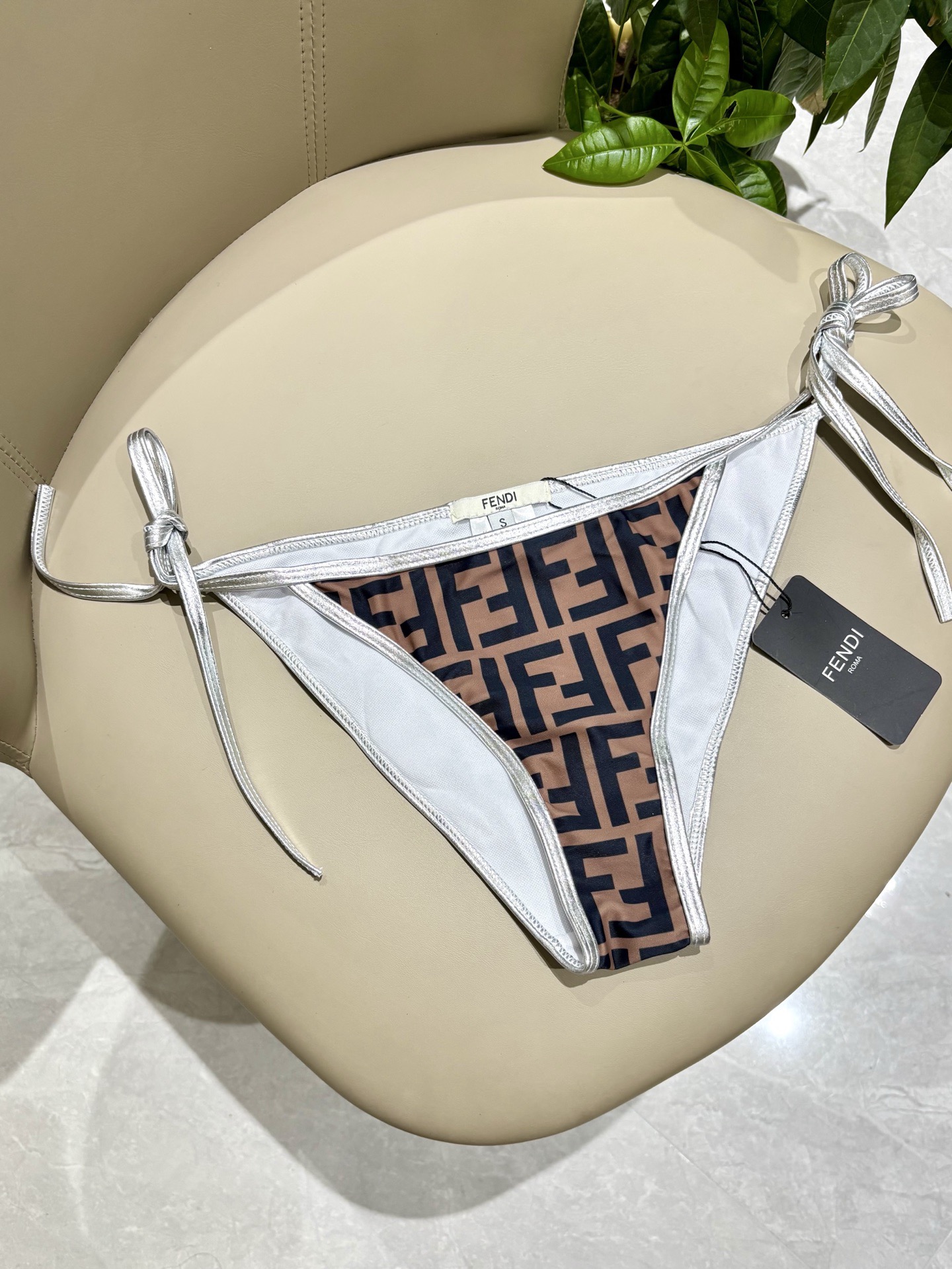 芬迪比基尼😍🥰适合多种场景的游泳衣🏊‍♀️海边 游泳池 温泉 水上乐园 漂流都可以😌内搭也完全可以 连体