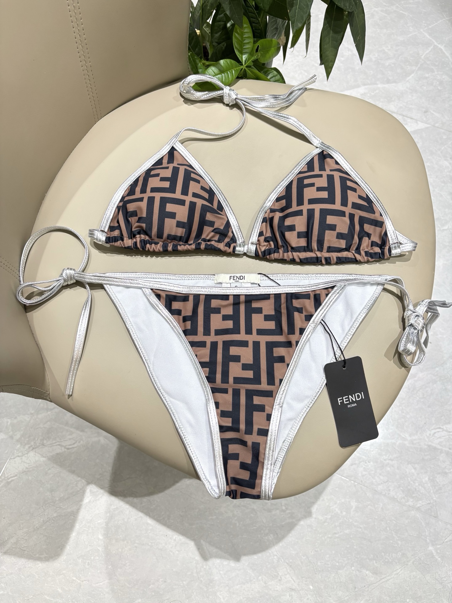 芬迪比基尼😍🥰适合多种场景的游泳衣🏊‍♀️海边 游泳池 温泉 水上乐园 漂流都可以😌内搭也完全可以 连体