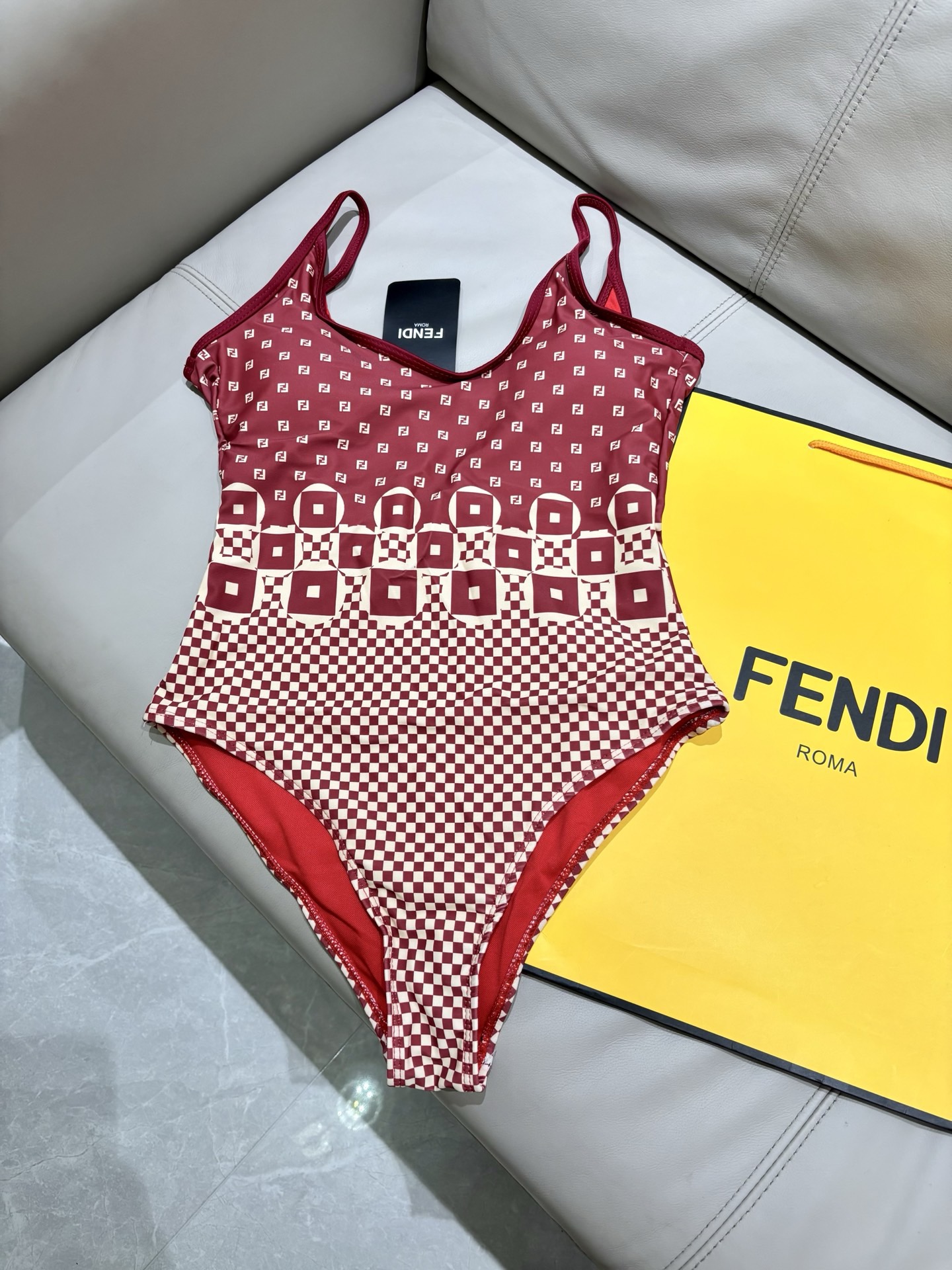 芬迪连体😍🥰适合多种场景的游泳衣🏊‍♀️海边 游泳池 温泉 水上乐园 漂流都可以😌内搭也完全可以 连体设
