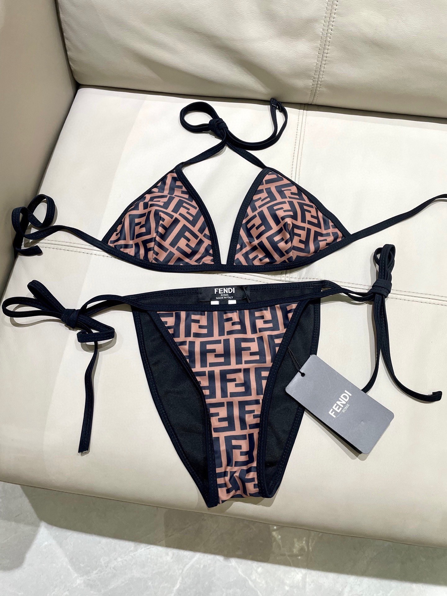 芬迪比基尼😍🥰适合多种场景的游泳衣🏊‍♀️海边 游泳池 温泉 水上乐园 漂流都可以😌内搭也完全可以 连体