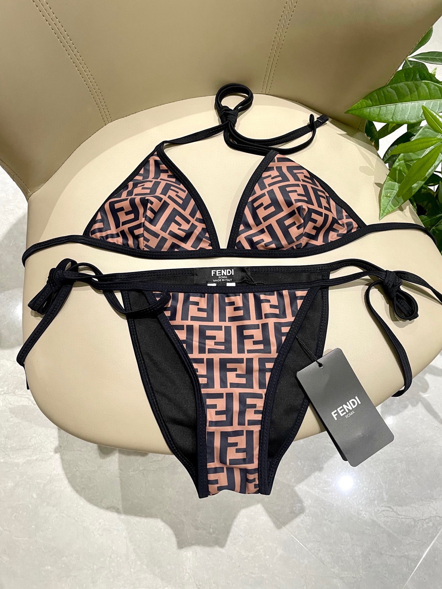 芬迪比基尼😍🥰适合多种场景的游泳衣🏊‍♀️海边 游泳池 温泉 水上乐园 漂流都可以😌内搭也完全可以 连体