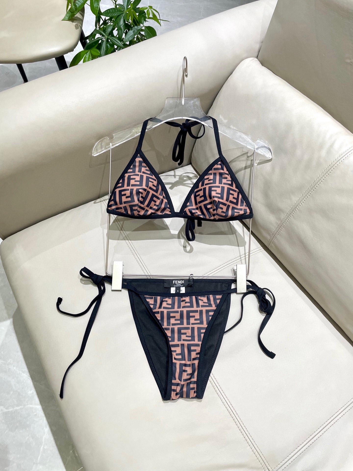 芬迪比基尼😍🥰适合多种场景的游泳衣🏊‍♀️海边 游泳池 温泉 水上乐园 漂流都可以😌内搭也完全可以 连体