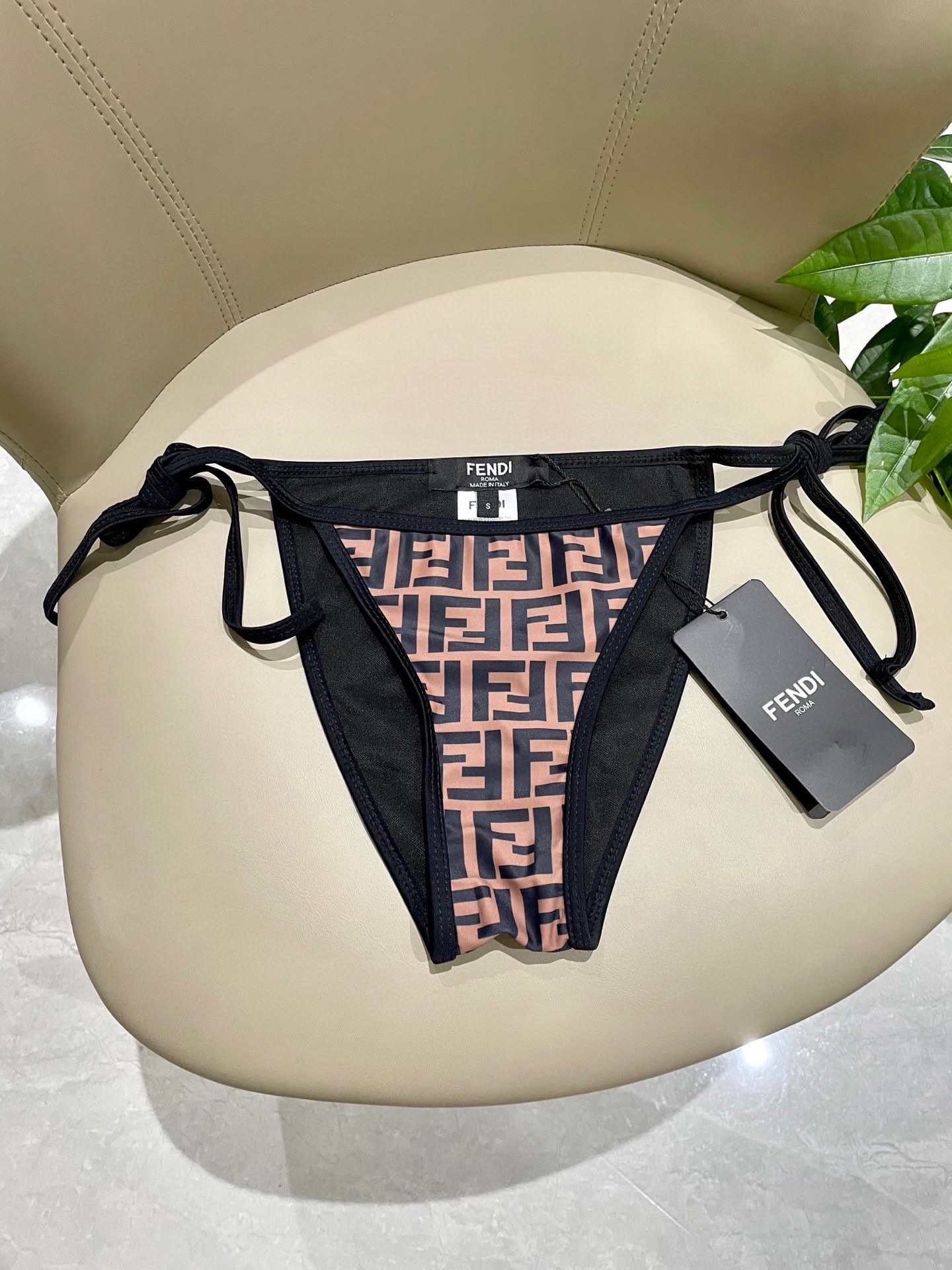 芬迪比基尼😍🥰适合多种场景的游泳衣🏊‍♀️海边 游泳池 温泉 水上乐园 漂流都可以😌内搭也完全可以 连体
