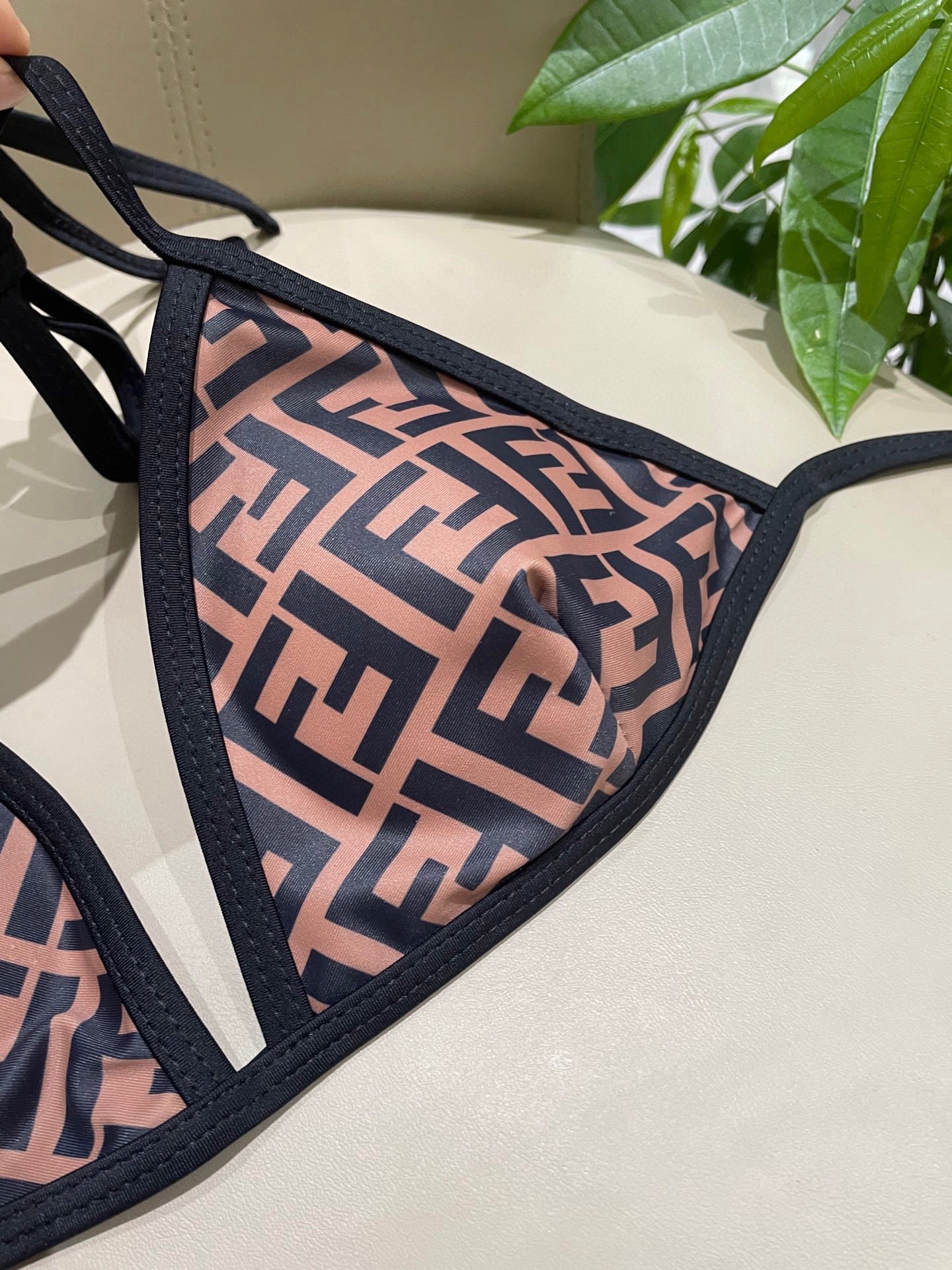 芬迪比基尼😍🥰适合多种场景的游泳衣🏊‍♀️海边 游泳池 温泉 水上乐园 漂流都可以😌内搭也完全可以 连体