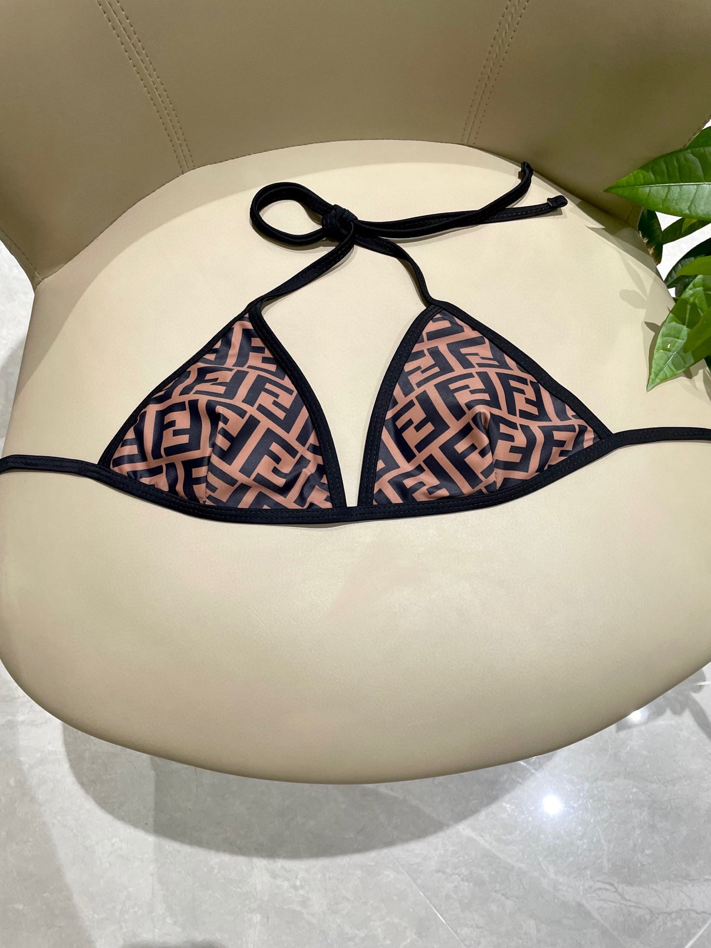芬迪比基尼😍🥰适合多种场景的游泳衣🏊‍♀️海边 游泳池 温泉 水上乐园 漂流都可以😌内搭也完全可以 连体