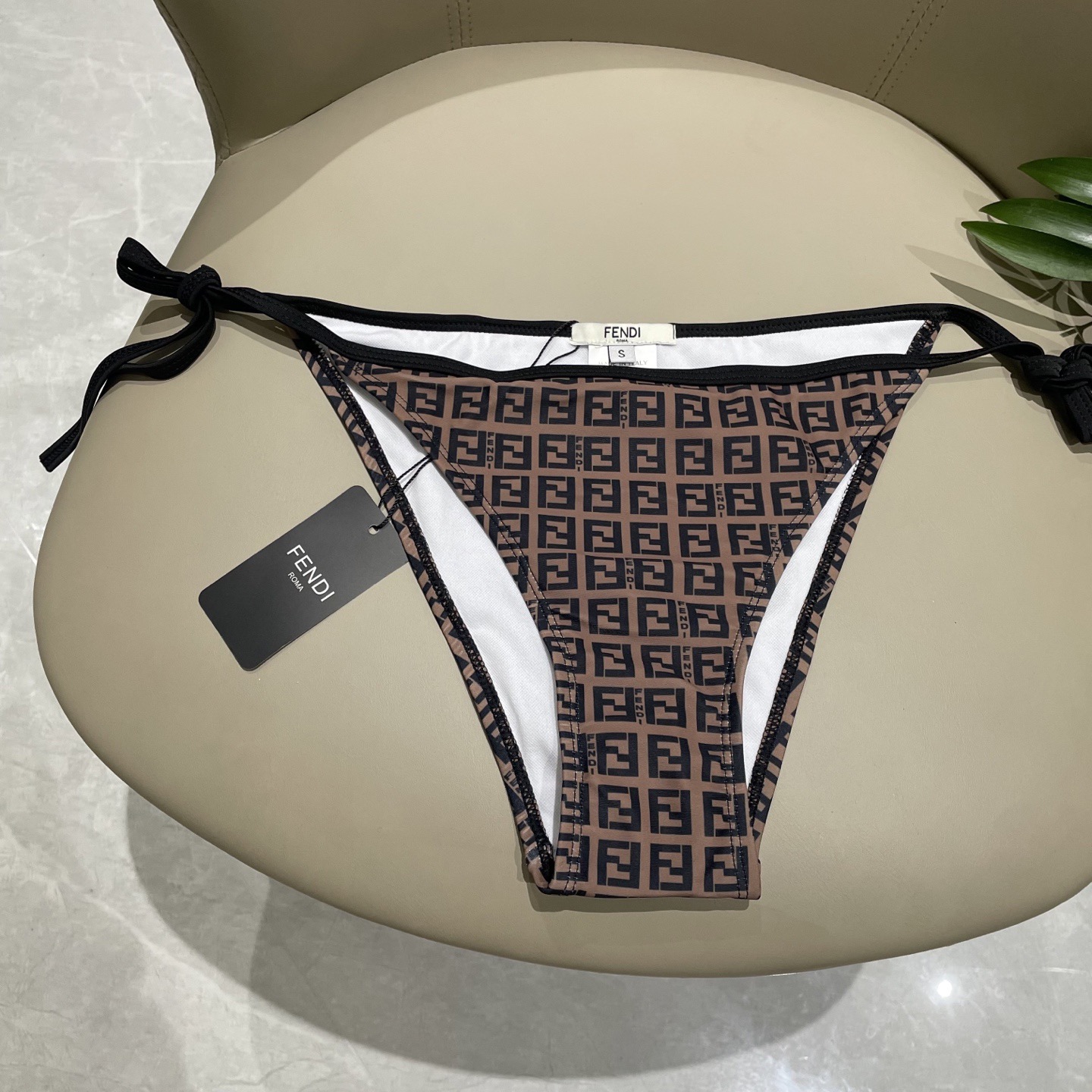 芬迪比基尼😍🥰适合多种场景的游泳衣🏊‍♀️海边 游泳池 温泉 水上乐园 漂流都可以😌内搭也完全可以 连体
