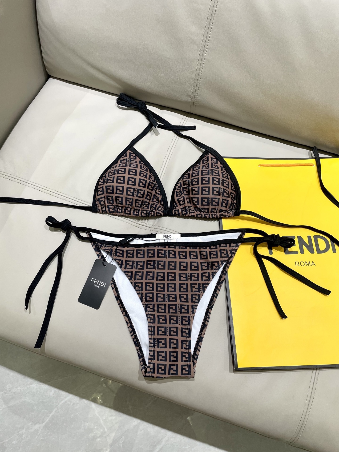 芬迪比基尼😍🥰适合多种场景的游泳衣🏊‍♀️海边 游泳池 温泉 水上乐园 漂流都可以😌内搭也完全可以 连体
