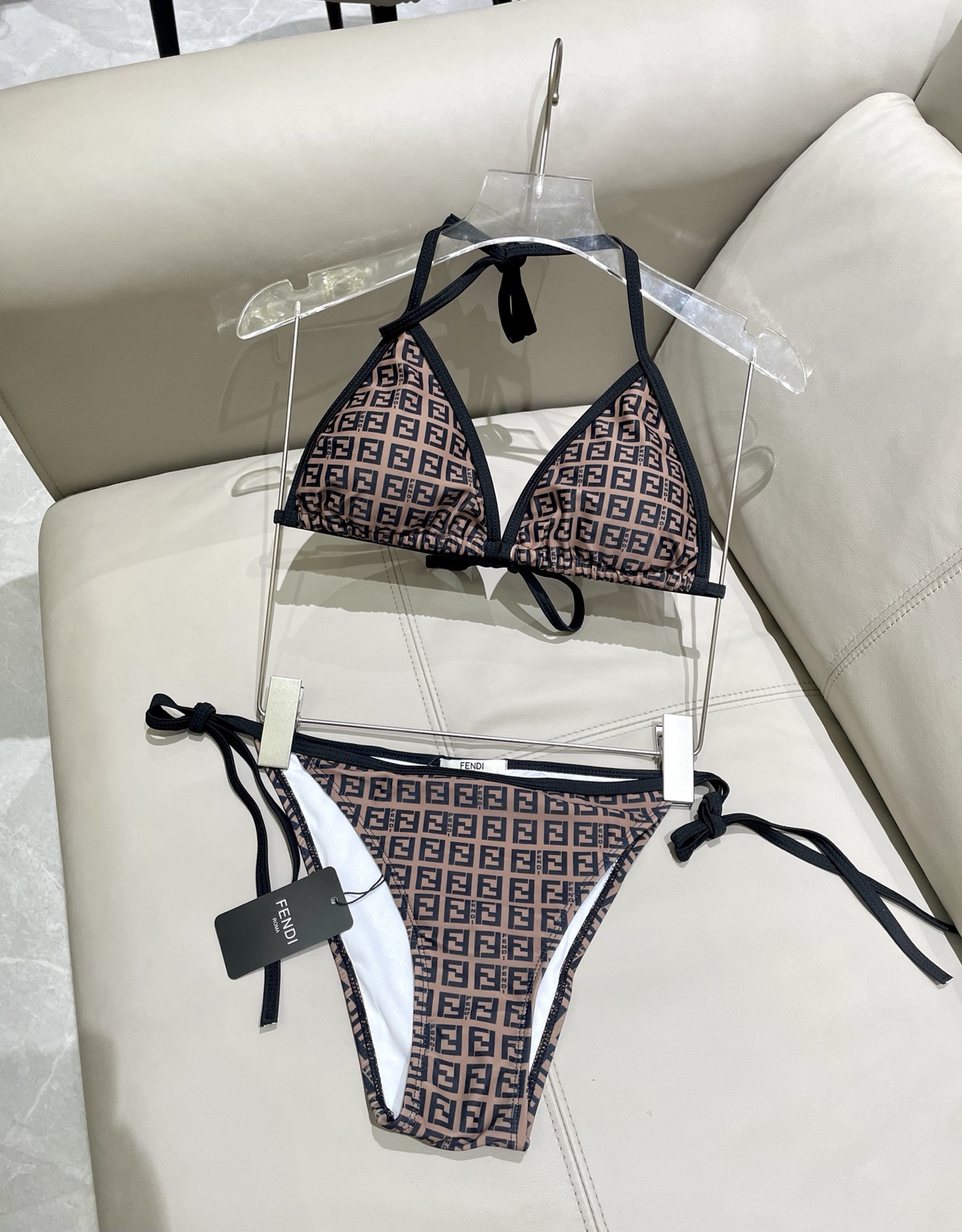 芬迪比基尼😍🥰适合多种场景的游泳衣🏊‍♀️海边 游泳池 温泉 水上乐园 漂流都可以😌内搭也完全可以 连体