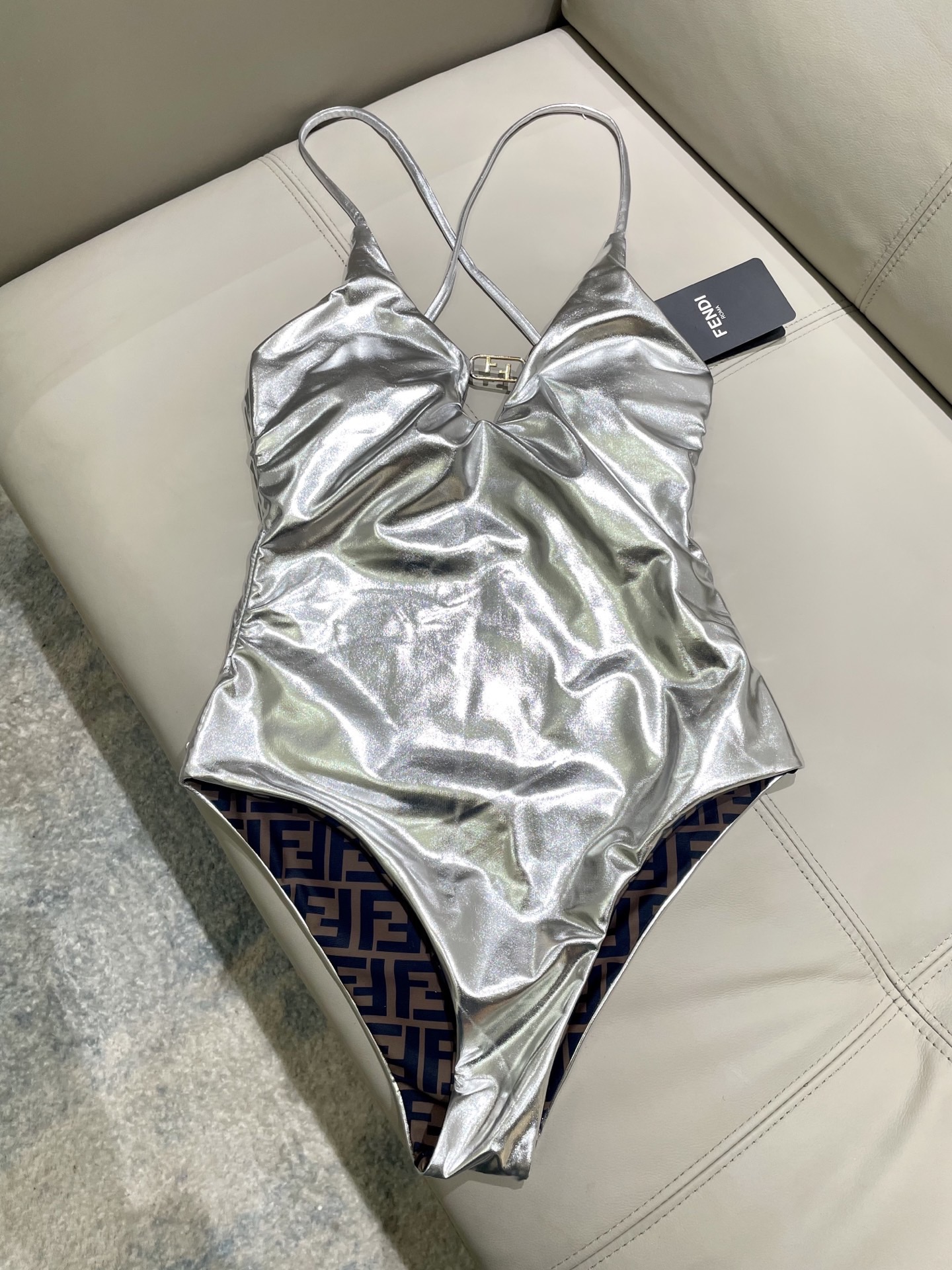 芬迪😍🥰适合多种场景的游泳衣🏊‍♀️海边 游泳池 温泉 水上乐园 漂流都可以😌内搭也完全可以 连体设计遮