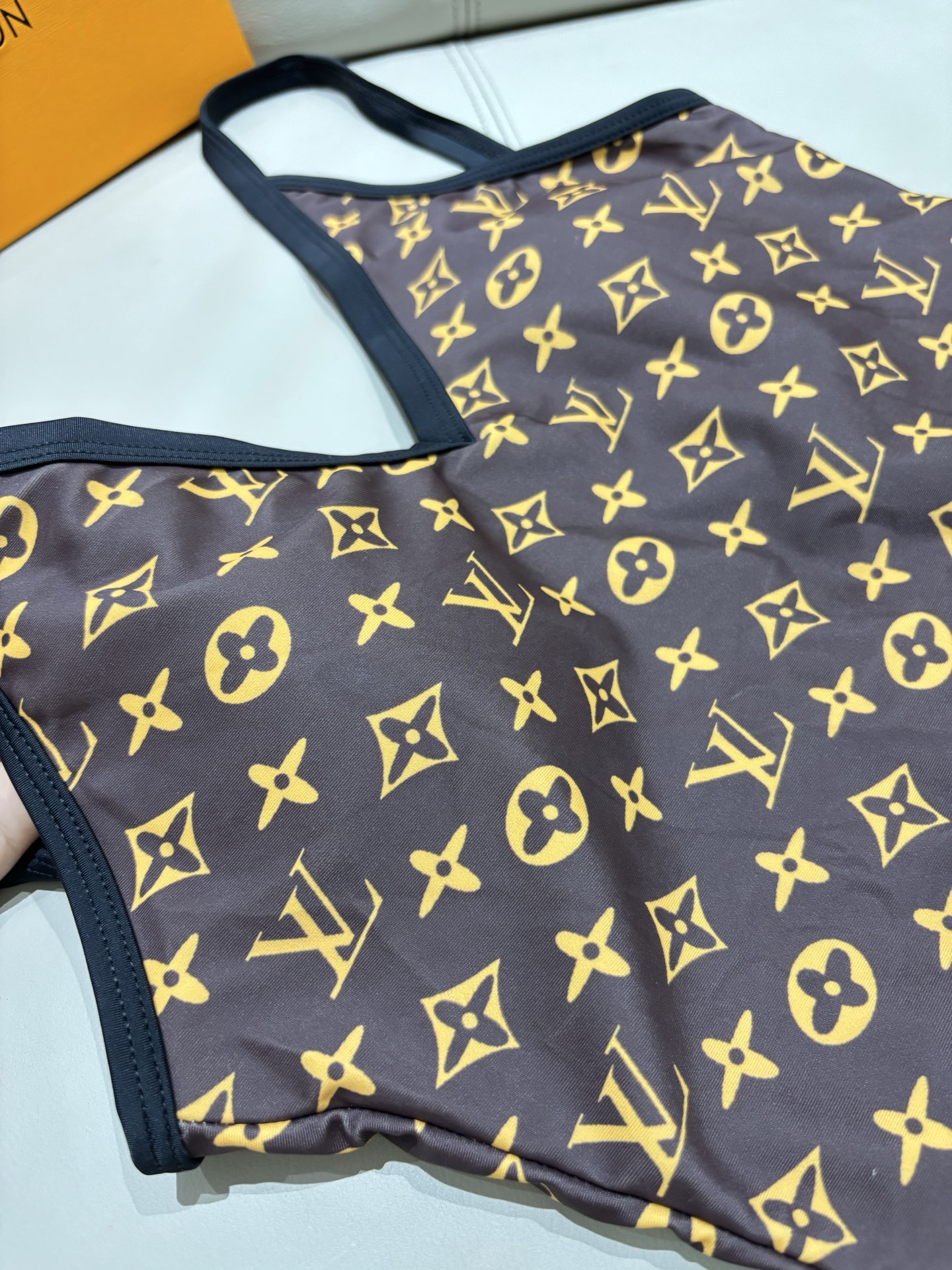 Lv新款连体泳衣 时尚潮流款 😍🥰适合多种场景的游泳衣🏊‍♀️海边 游泳池 温泉 水上乐园 漂流都可以😌