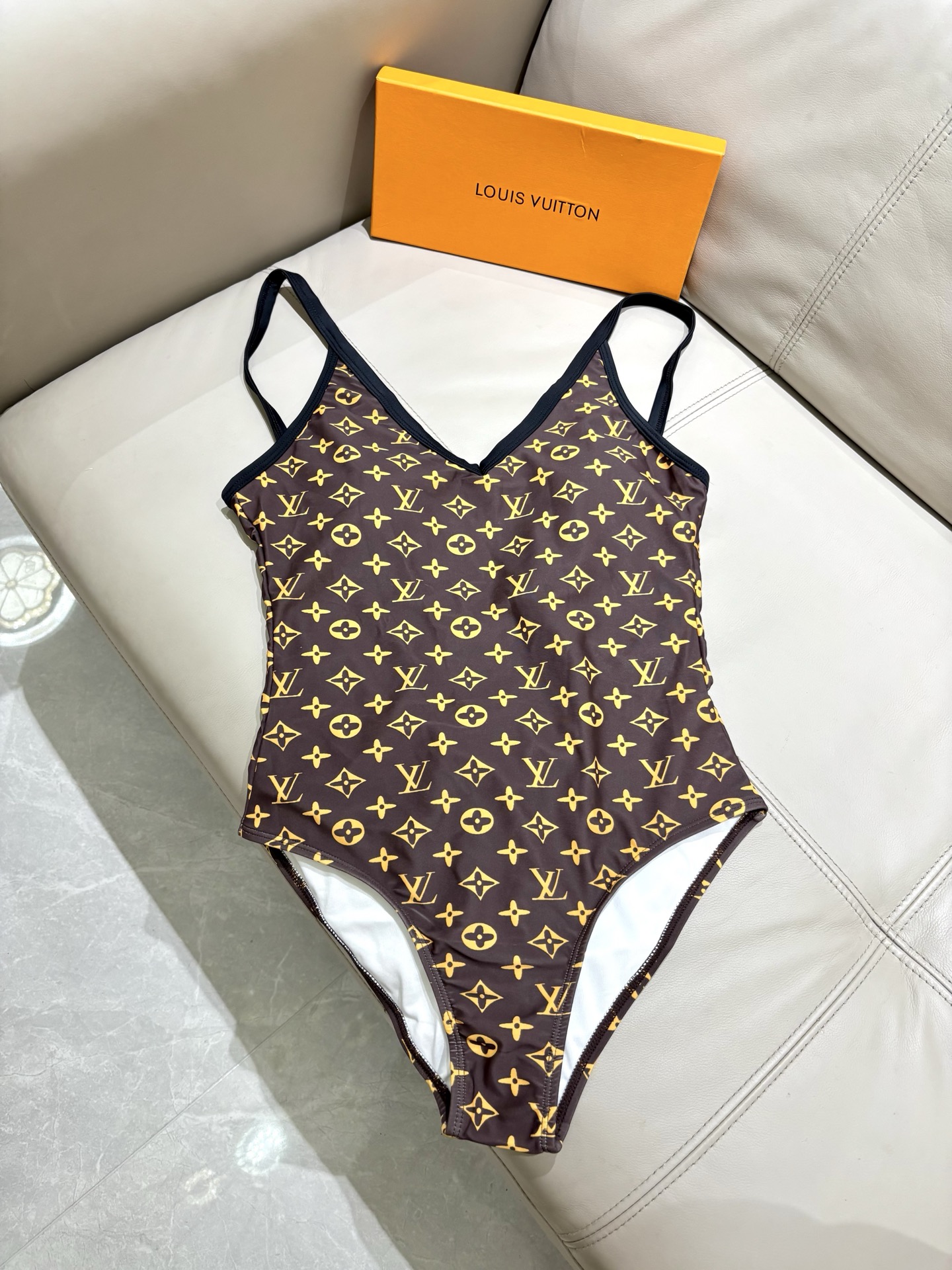 Lv新款连体泳衣 时尚潮流款 😍🥰适合多种场景的游泳衣🏊‍♀️海边 游泳池 温泉 水上乐园 漂流都可以😌