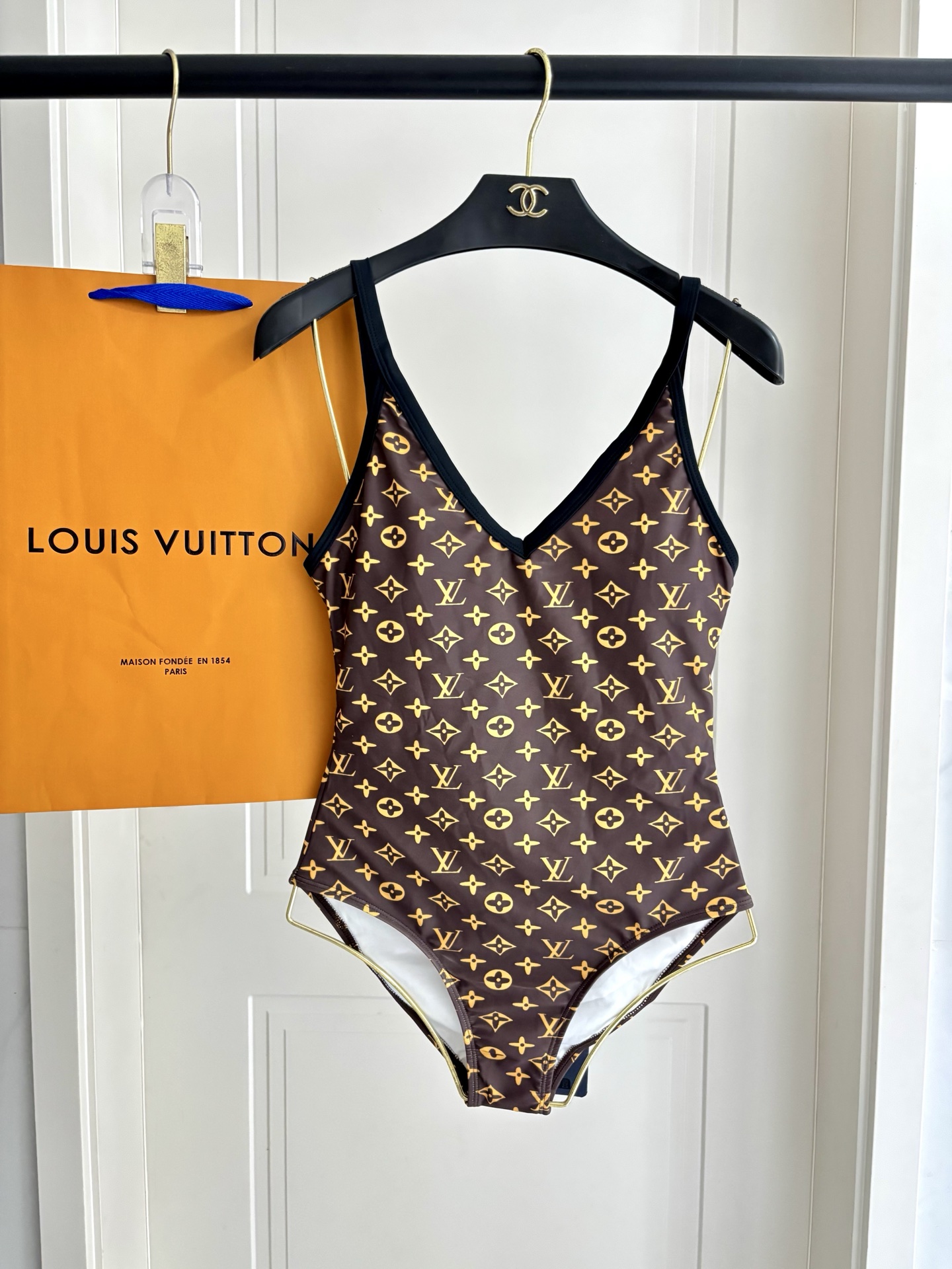 Lv新款连体泳衣 时尚潮流款 😍🥰适合多种场景的游泳衣🏊‍♀️海边 游泳池 温泉 水上乐园 漂流都可以😌