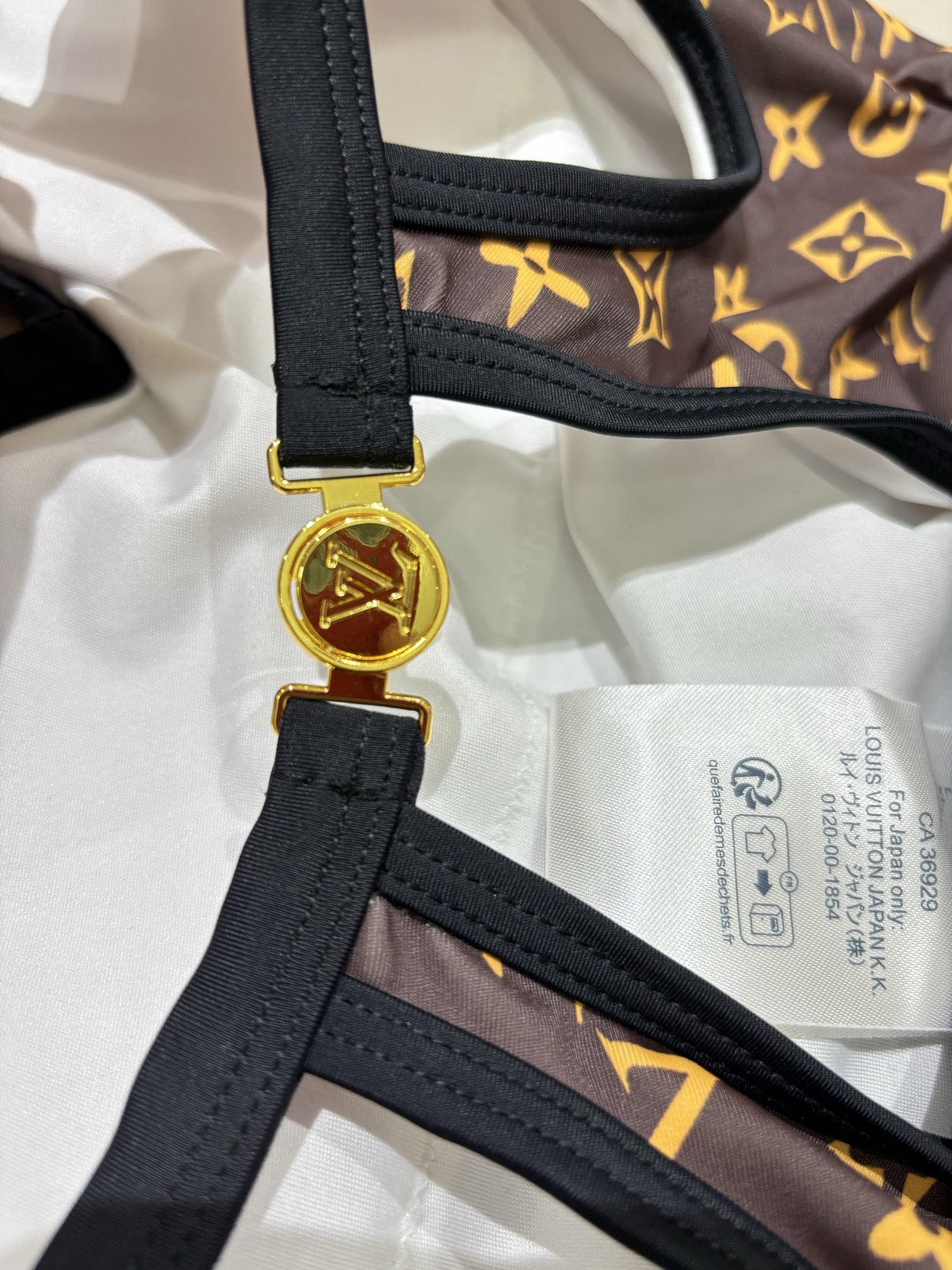 Lv新款连体泳衣 时尚潮流款 😍🥰适合多种场景的游泳衣🏊‍♀️海边 游泳池 温泉 水上乐园 漂流都可以😌