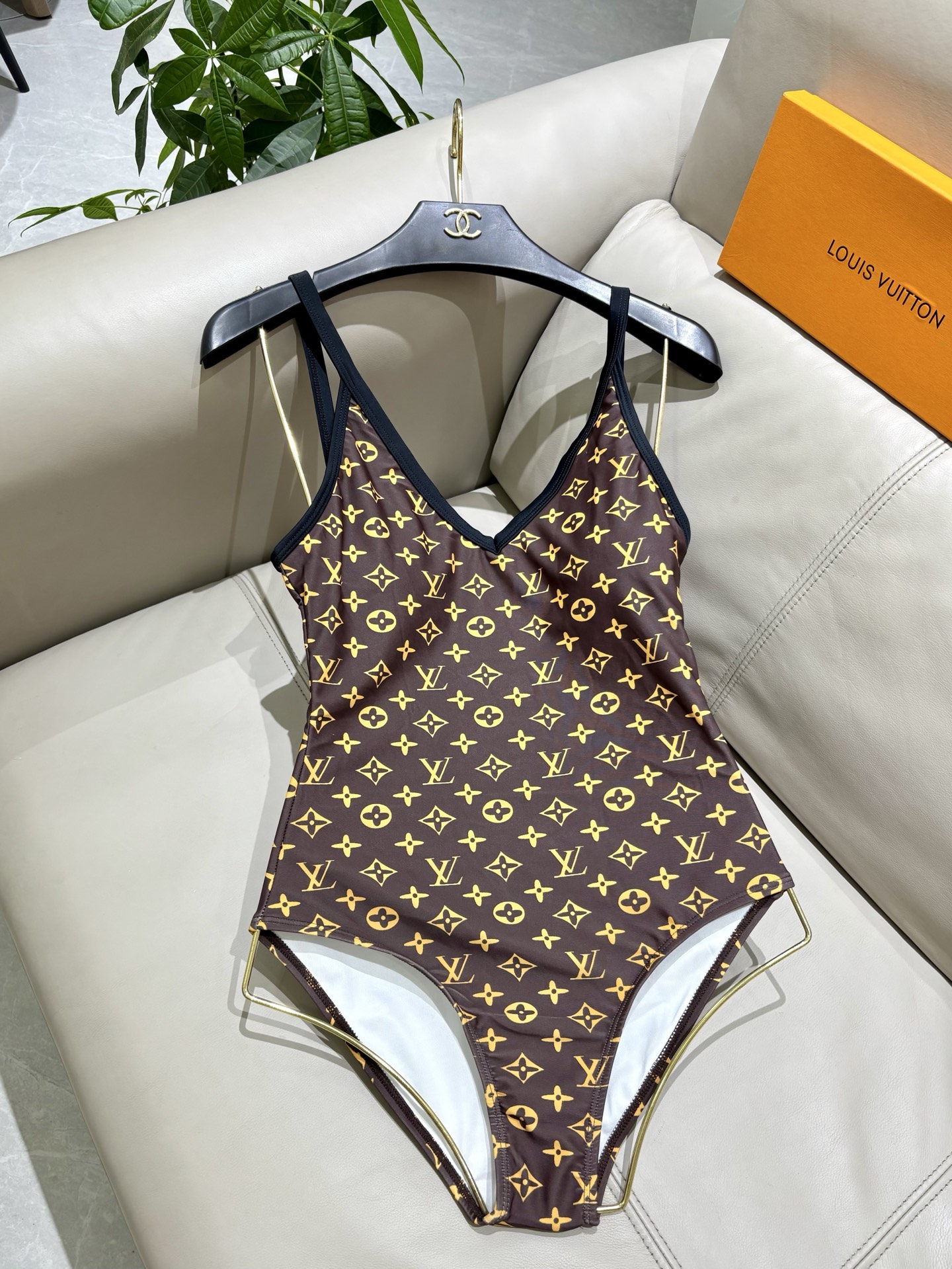 Lv新款连体泳衣 时尚潮流款 😍🥰适合多种场景的游泳衣🏊‍♀️海边 游泳池 温泉 水上乐园 漂流都可以😌