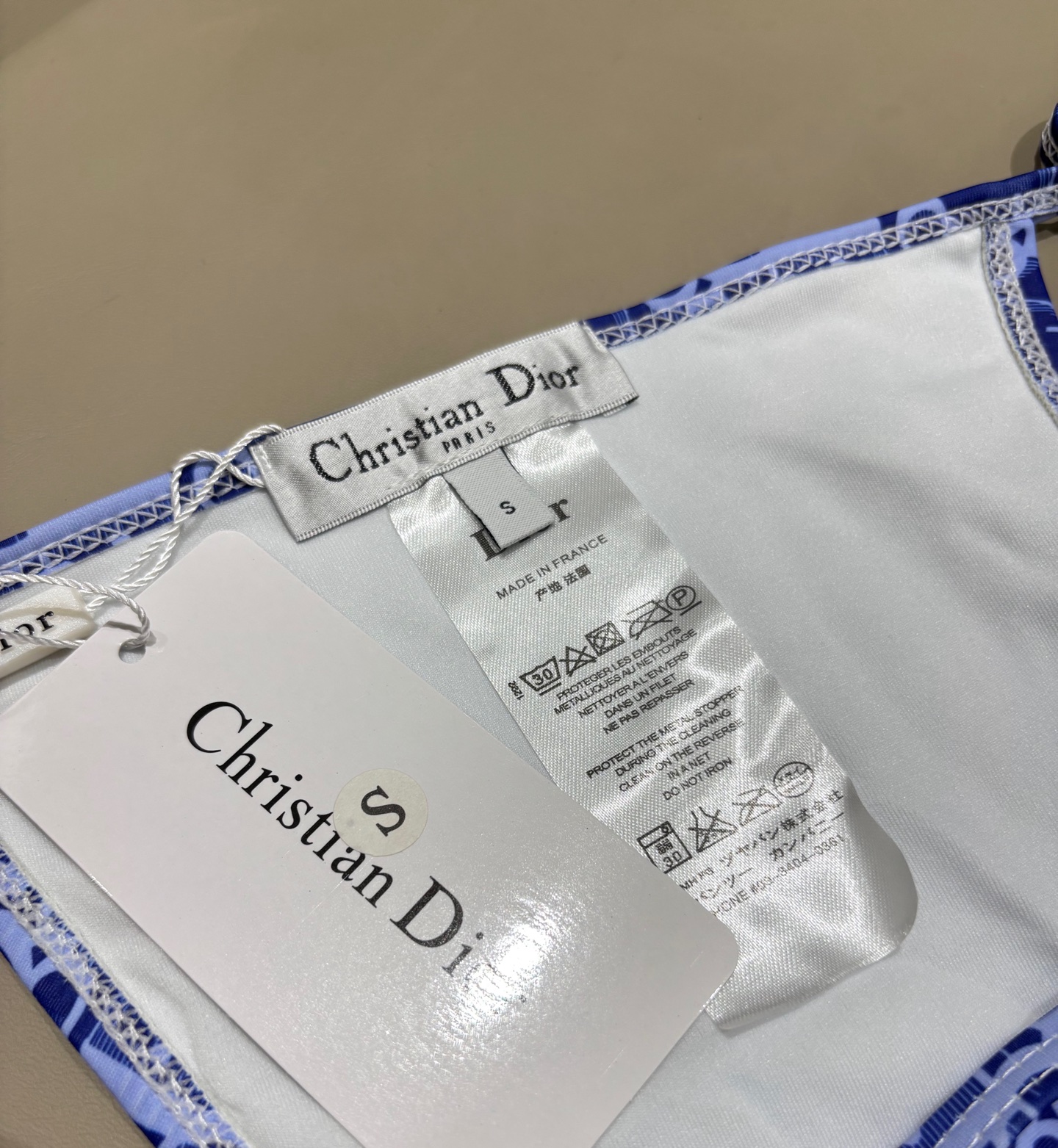 迪奥新款连体泳衣 时尚潮流款 😍🥰适合多种场景的游泳衣🏊‍♀️海边 游泳池 温泉 水上乐园 漂流都可以😌