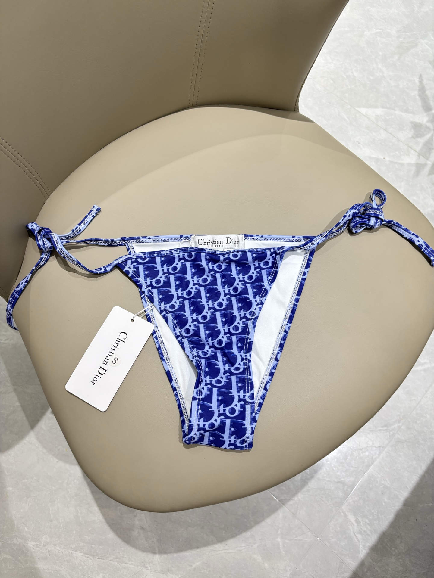 迪奥新款连体泳衣 时尚潮流款 😍🥰适合多种场景的游泳衣🏊‍♀️海边 游泳池 温泉 水上乐园 漂流都可以😌