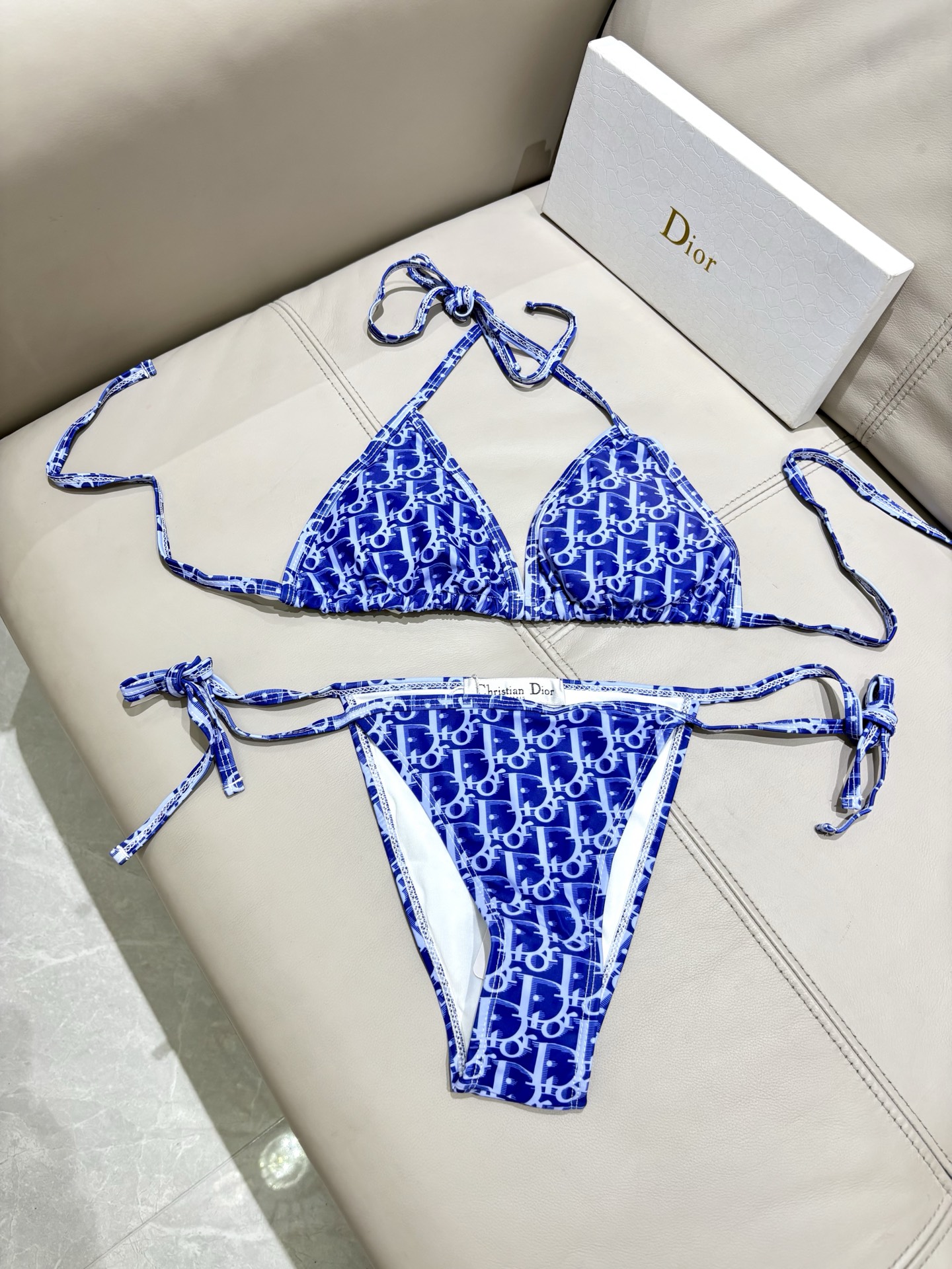 迪奥新款连体泳衣 时尚潮流款 😍🥰适合多种场景的游泳衣🏊‍♀️海边 游泳池 温泉 水上乐园 漂流都可以😌
