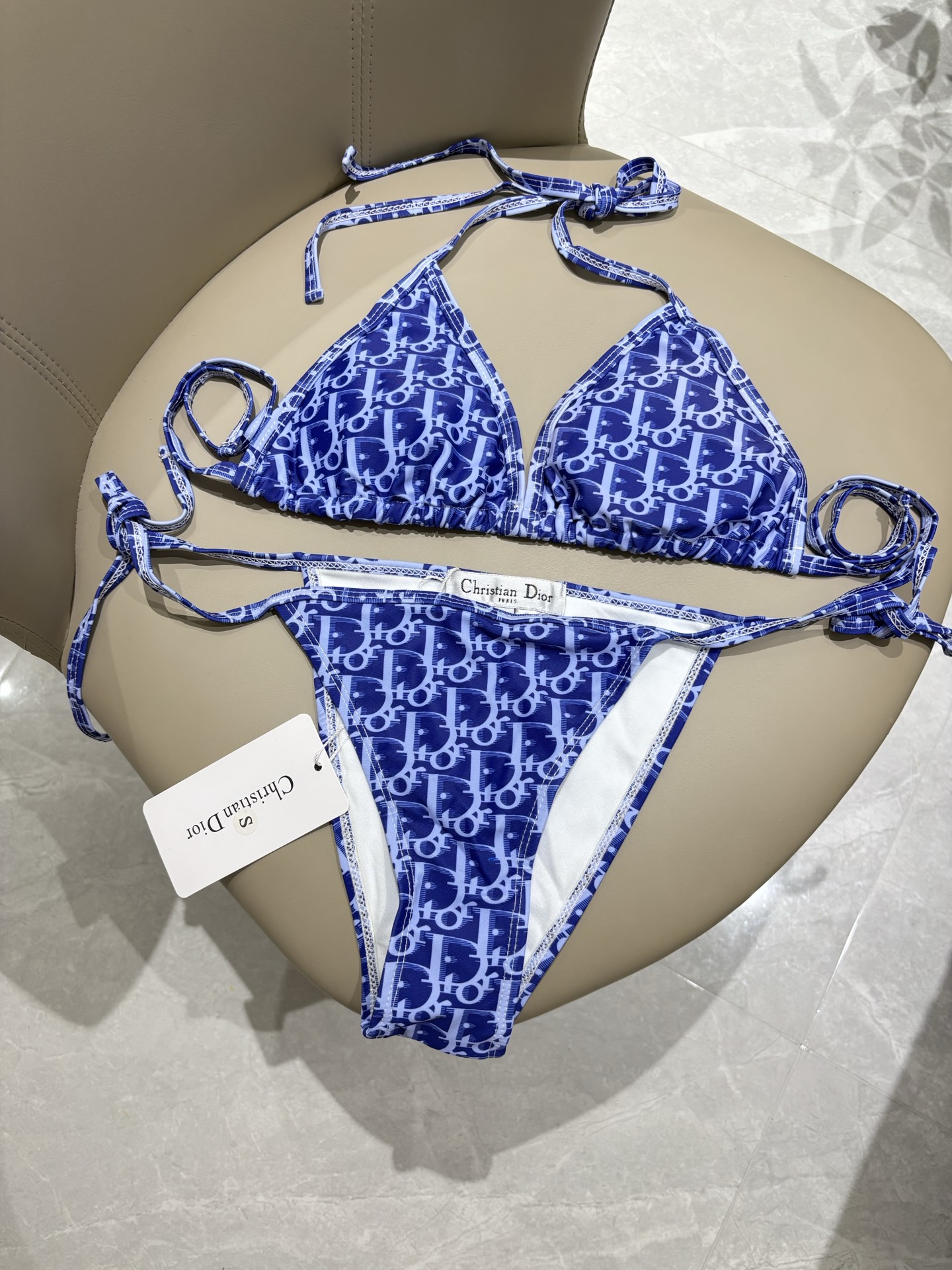迪奥新款连体泳衣 时尚潮流款 😍🥰适合多种场景的游泳衣🏊‍♀️海边 游泳池 温泉 水上乐园 漂流都可以😌