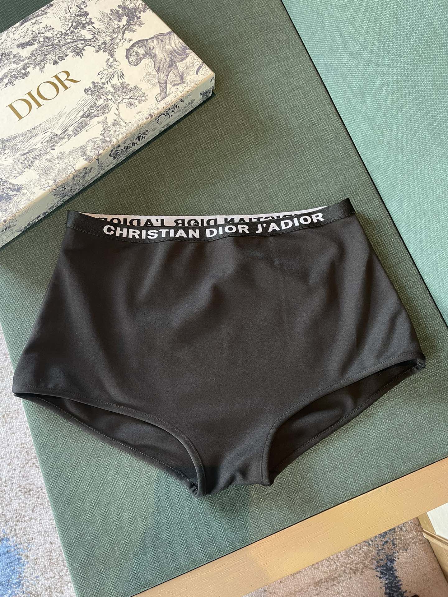 Dior迪奥新款分体式泳衣👙❤️😍🥰适合多种场景的游泳衣🏊‍♀️海边 游泳池 温泉 水上乐园 漂流都可以