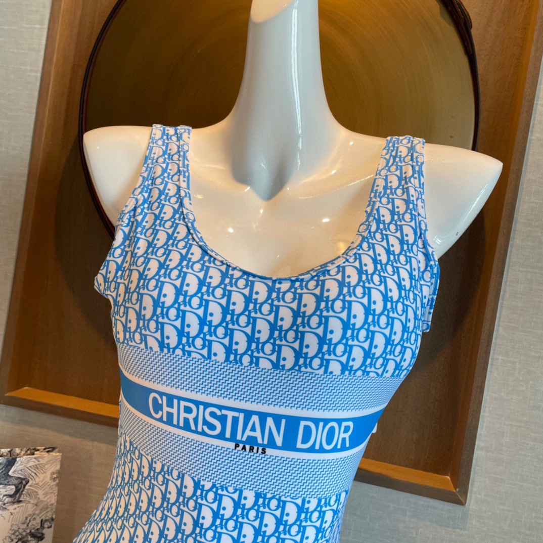 Dior迪奥新款连体式泳衣👙❤️😍🥰适合多种场景的游泳衣🏊‍♀️海边 游泳池 温泉 水上乐园 漂流都可以