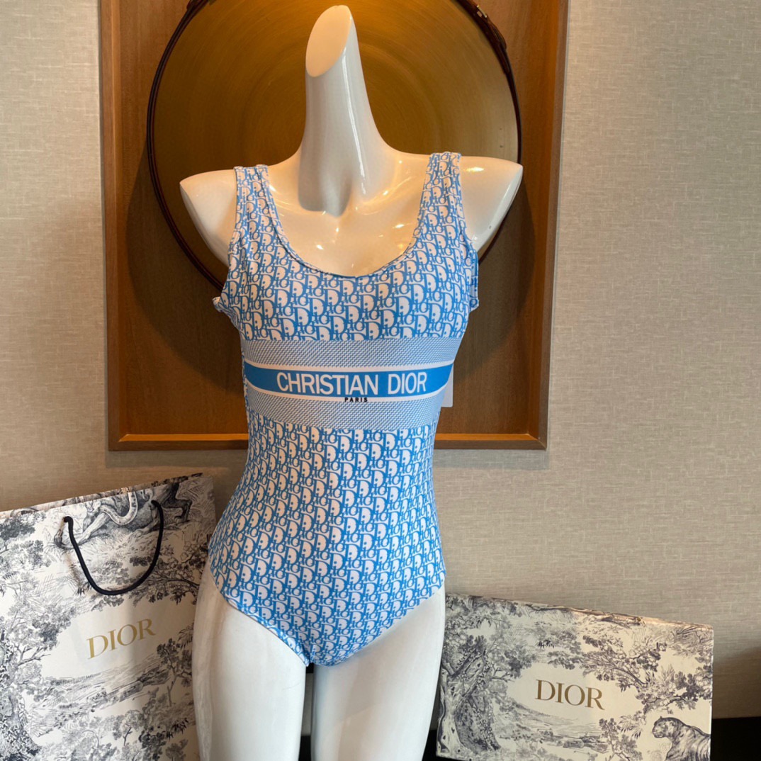 Dior迪奥新款连体式泳衣👙❤️😍🥰适合多种场景的游泳衣🏊‍♀️海边 游泳池 温泉 水上乐园 漂流都可以