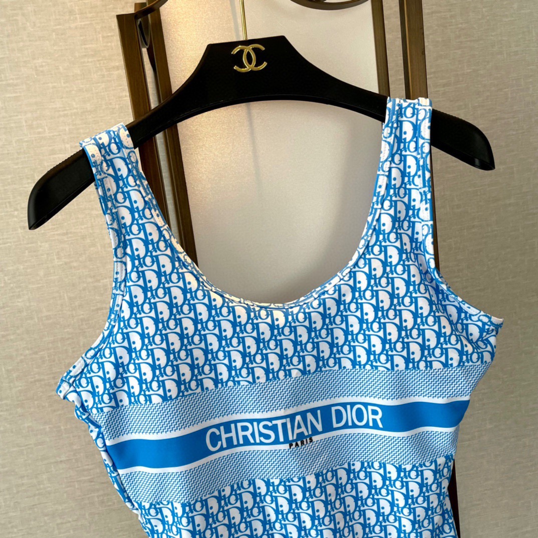 Dior迪奥新款连体式泳衣👙❤️😍🥰适合多种场景的游泳衣🏊‍♀️海边 游泳池 温泉 水上乐园 漂流都可以