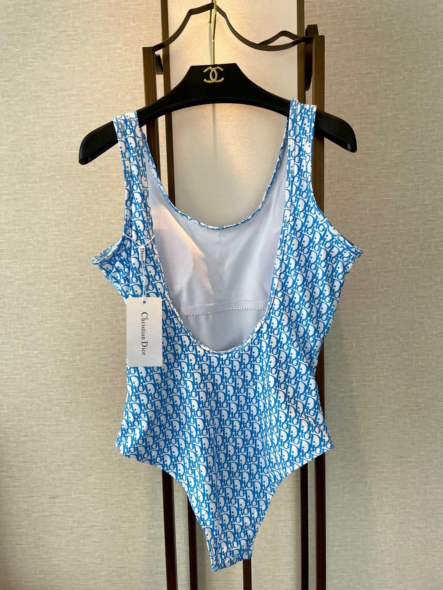 Dior迪奥新款连体式泳衣👙❤️😍🥰适合多种场景的游泳衣🏊‍♀️海边 游泳池 温泉 水上乐园 漂流都可以