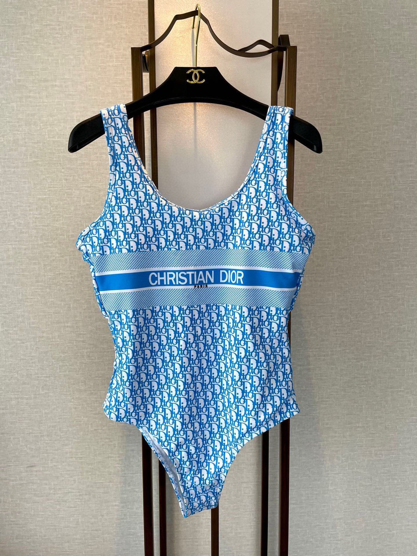 Dior迪奥新款连体式泳衣👙❤️😍🥰适合多种场景的游泳衣🏊‍♀️海边 游泳池 温泉 水上乐园 漂流都可以