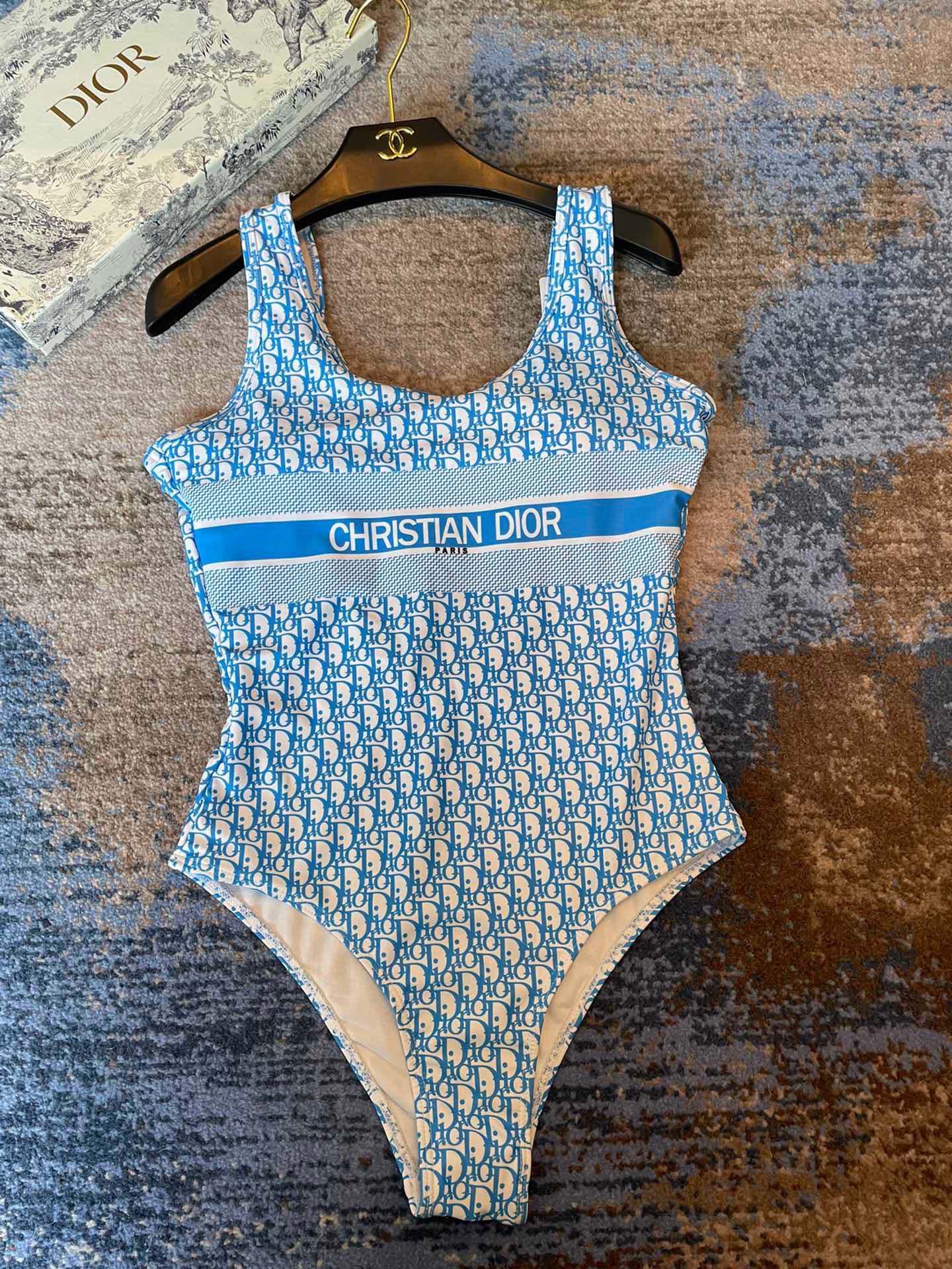 Dior迪奥新款连体式泳衣👙❤️😍🥰适合多种场景的游泳衣🏊‍♀️海边 游泳池 温泉 水上乐园 漂流都可以