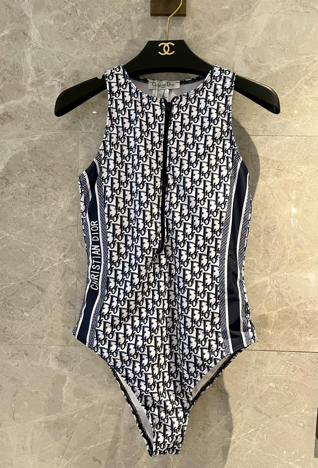 Dior迪奥新款连体式泳衣👙❤️😍🥰适合多种场景的游泳衣🏊‍♀️海边 游泳池 温泉 水上乐园 漂流都可以