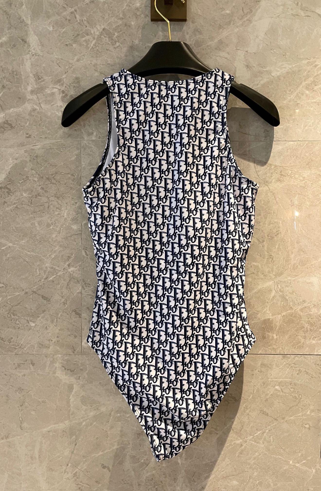 Dior迪奥新款连体式泳衣👙❤️😍🥰适合多种场景的游泳衣🏊‍♀️海边 游泳池 温泉 水上乐园 漂流都可以