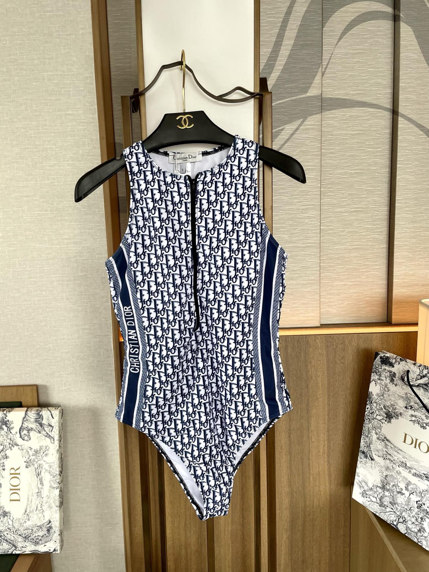 Dior迪奥新款连体式泳衣👙❤️😍🥰适合多种场景的游泳衣🏊‍♀️海边 游泳池 温泉 水上乐园 漂流都可以