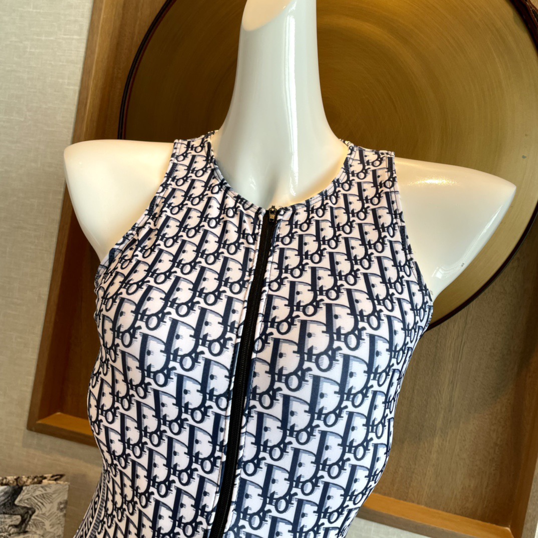 Dior迪奥新款连体式泳衣👙❤️😍🥰适合多种场景的游泳衣🏊‍♀️海边 游泳池 温泉 水上乐园 漂流都可以