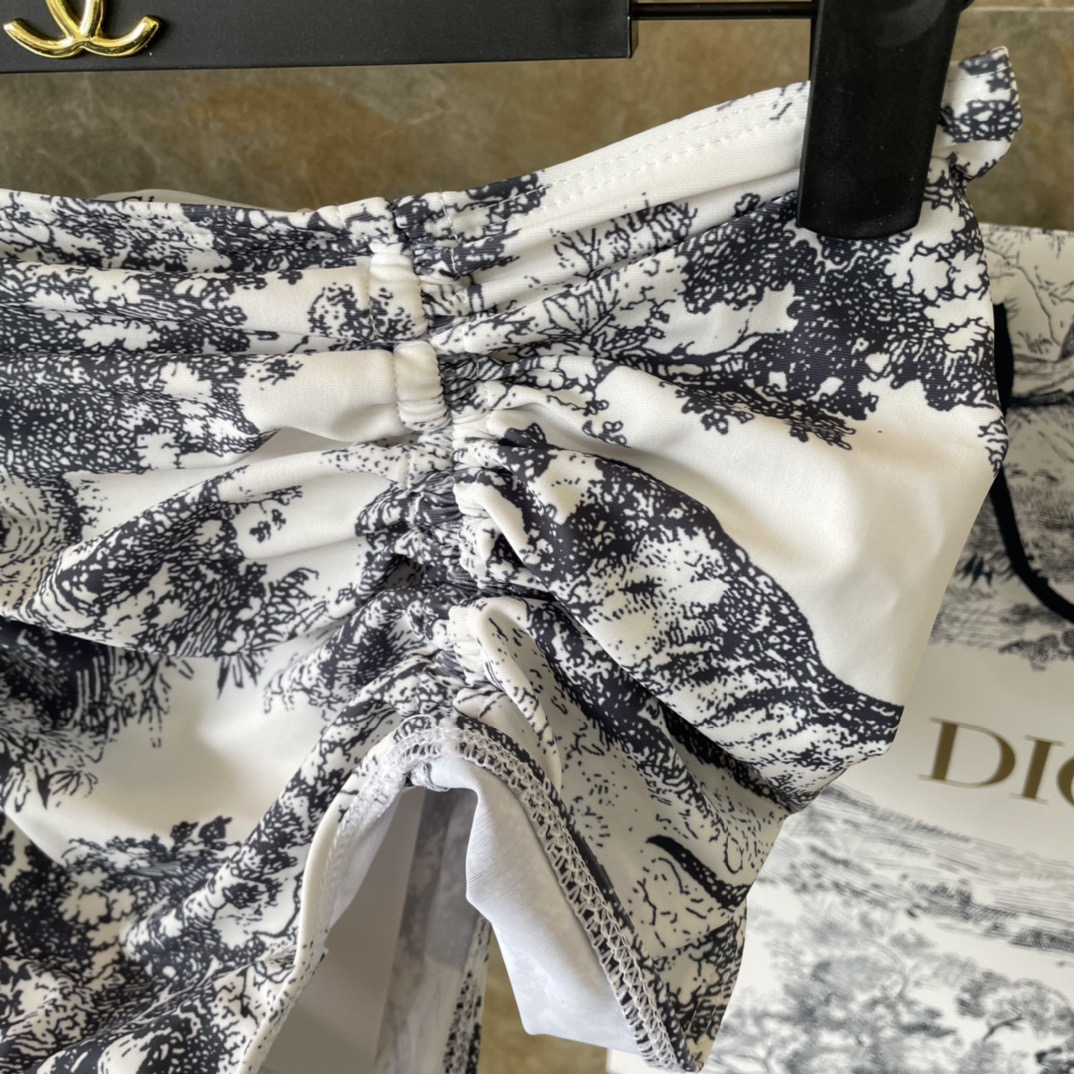 Dior迪奥新款分体式泳衣👙❤️😍🥰适合多种场景的游泳衣🏊‍♀️海边 游泳池 温泉 水上乐园 漂流都可以