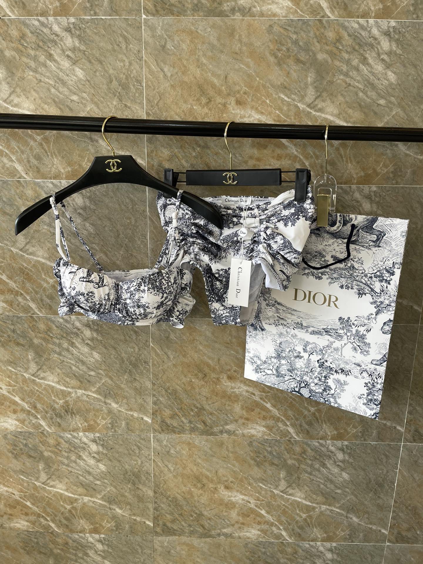Dior迪奥新款分体式泳衣👙❤️😍🥰适合多种场景的游泳衣🏊‍♀️海边 游泳池 温泉 水上乐园 漂流都可以