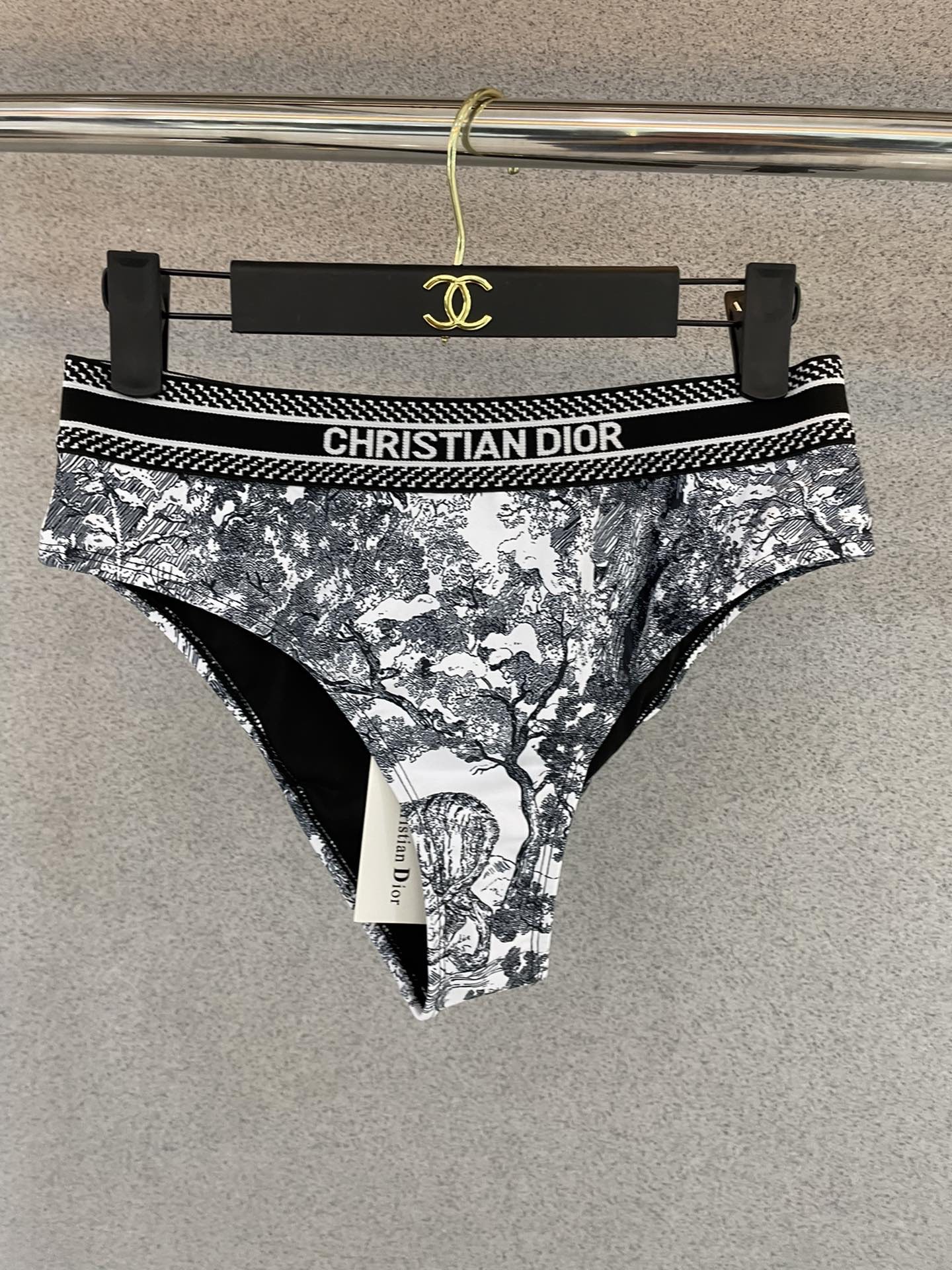 Dior迪奥新款分体式泳衣👙❤️😍🥰适合多种场景的游泳衣🏊‍♀️海边 游泳池 温泉 水上乐园 漂流都可以
